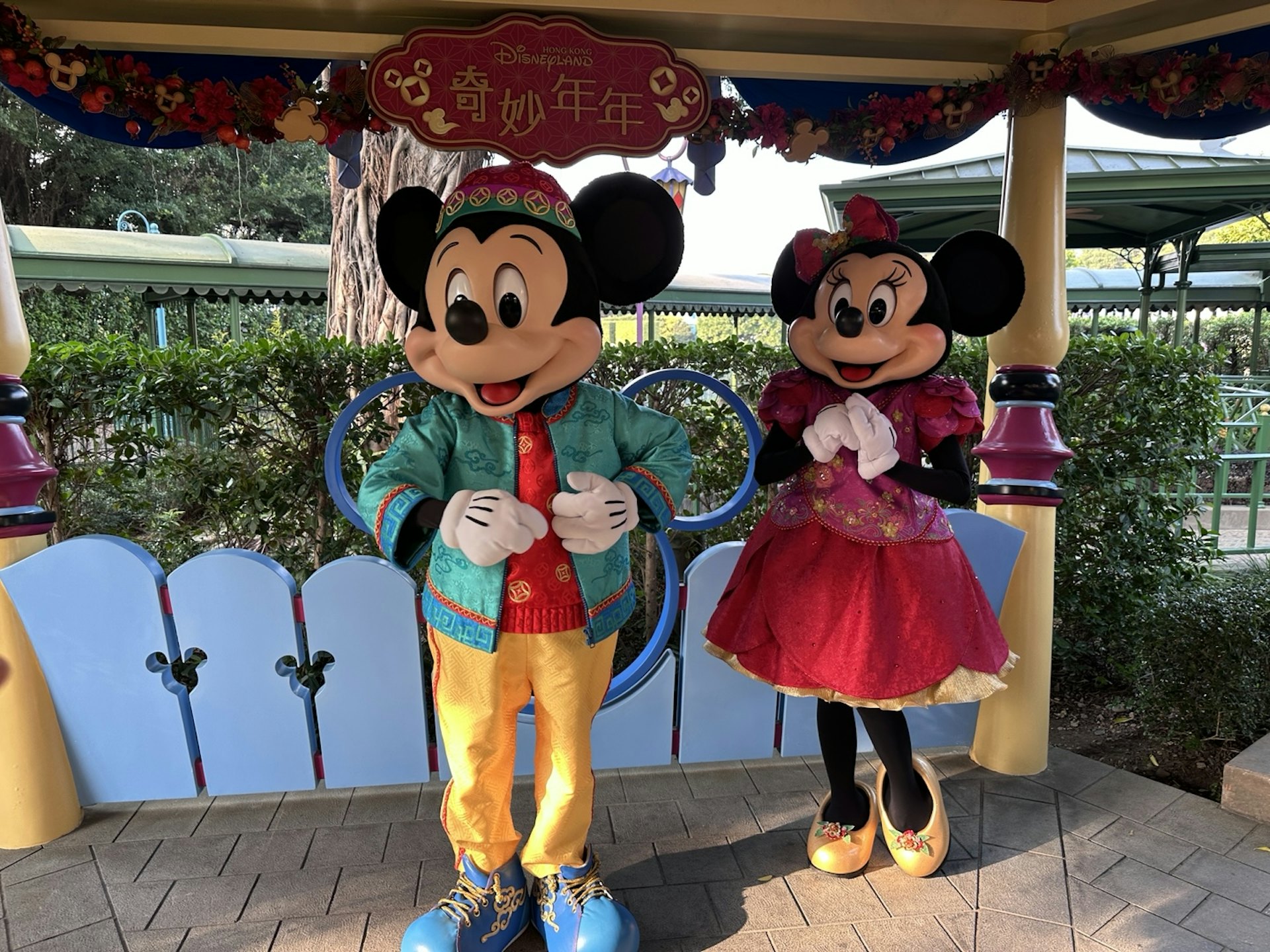 迪士尼樂園正推出蛇年新春慶祝活動,米奇和米妮都穿上傳統中式喜慶服飾。(倪清江攝) 迪士尼樂園正推出蛇年新春慶祝活動,米奇和米妮都穿上傳統中式喜慶服飾。(倪清江攝)