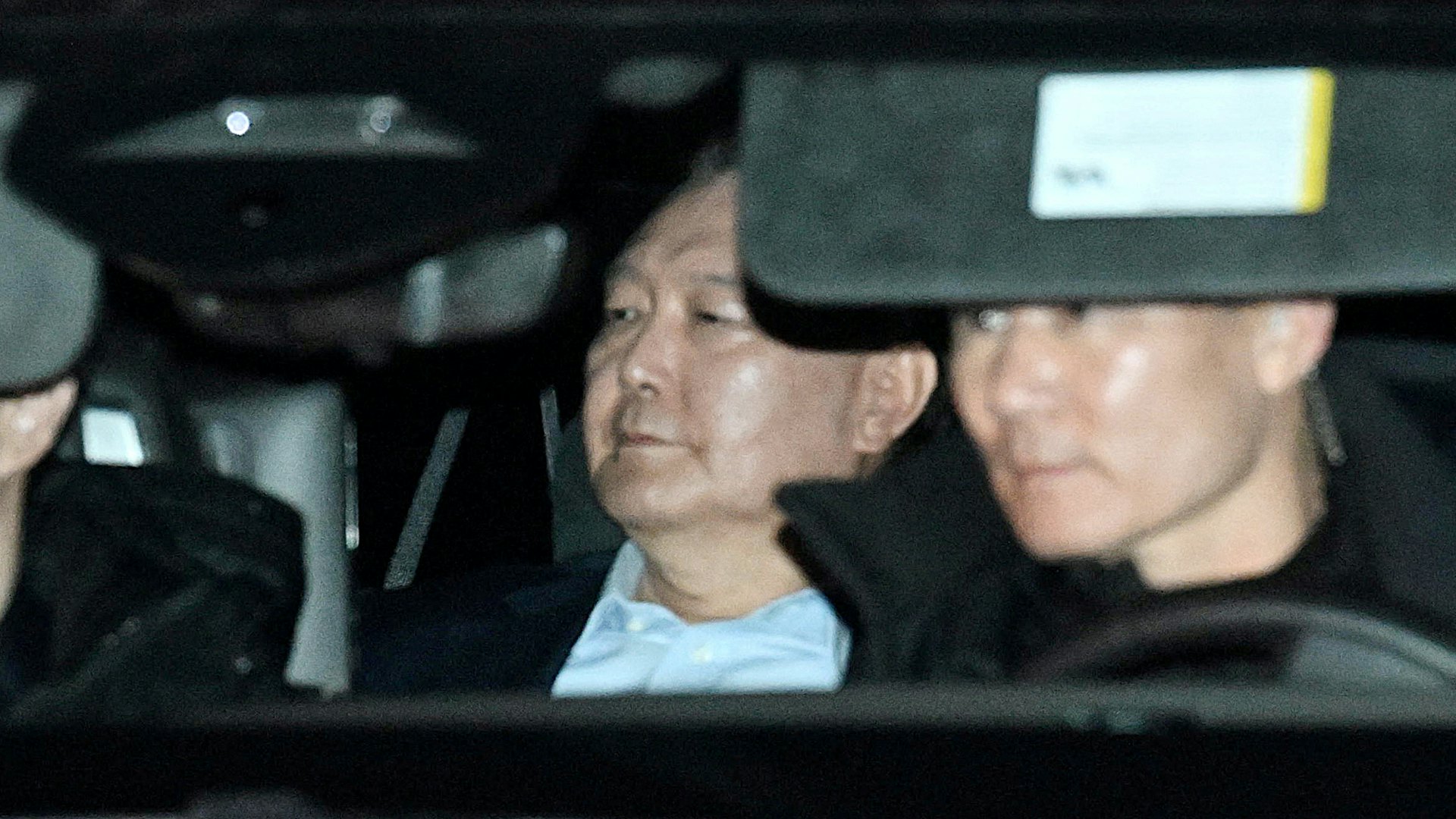 2025年1月15日,韓國總統尹錫悅被捕後,坐車送往韓國高級公職人員犯罪調查處首爾拘留中心。(Reuters) 2025年1月15日,韓國總統尹錫悅被捕後,坐車送往韓國高級公職人員犯罪調查處首爾拘留中心。(Reuters)