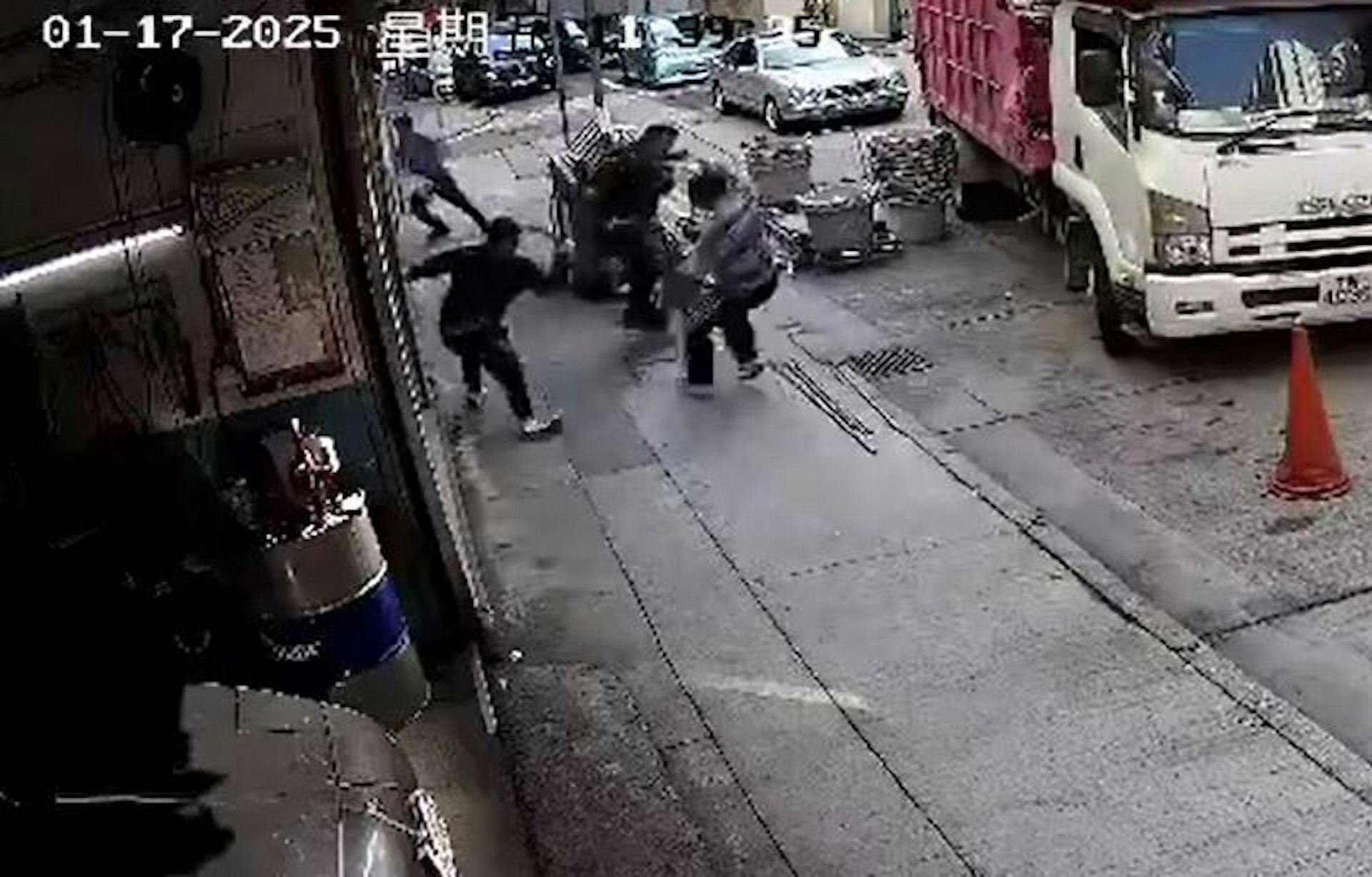 間條衫男子加入施襲。(CCTV截圖) 間條衫男子加入施襲。(CCTV截圖)