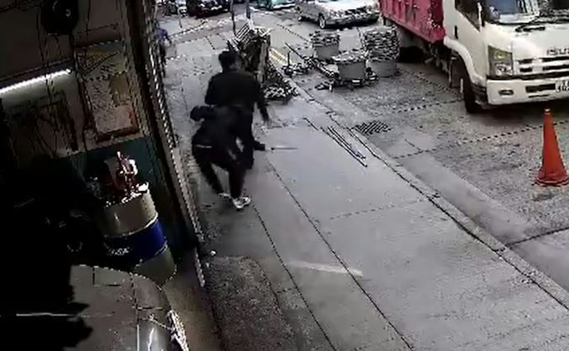 鴨舌帽男往事主腳部斬去。(CCTV截圖) 鴨舌帽男往事主腳部斬去。(CCTV截圖)