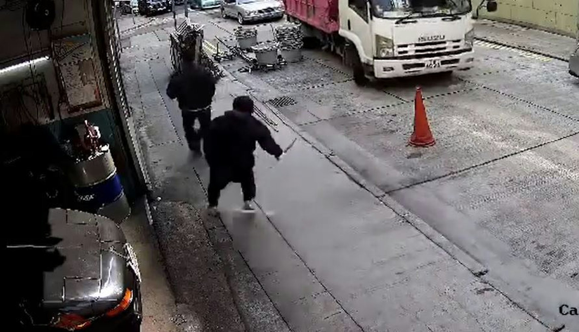 鴨舌帽男往事主腳部斬去。(CCTV截圖) 鴨舌帽男往事主腳部斬去。(CCTV截圖)