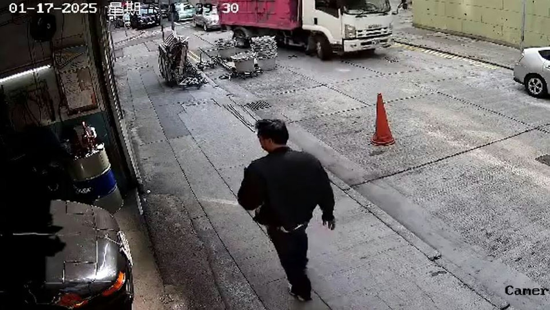 事主獨自行經海晏街。(CCTV截圖) 事主獨自行經海晏街。(CCTV截圖)