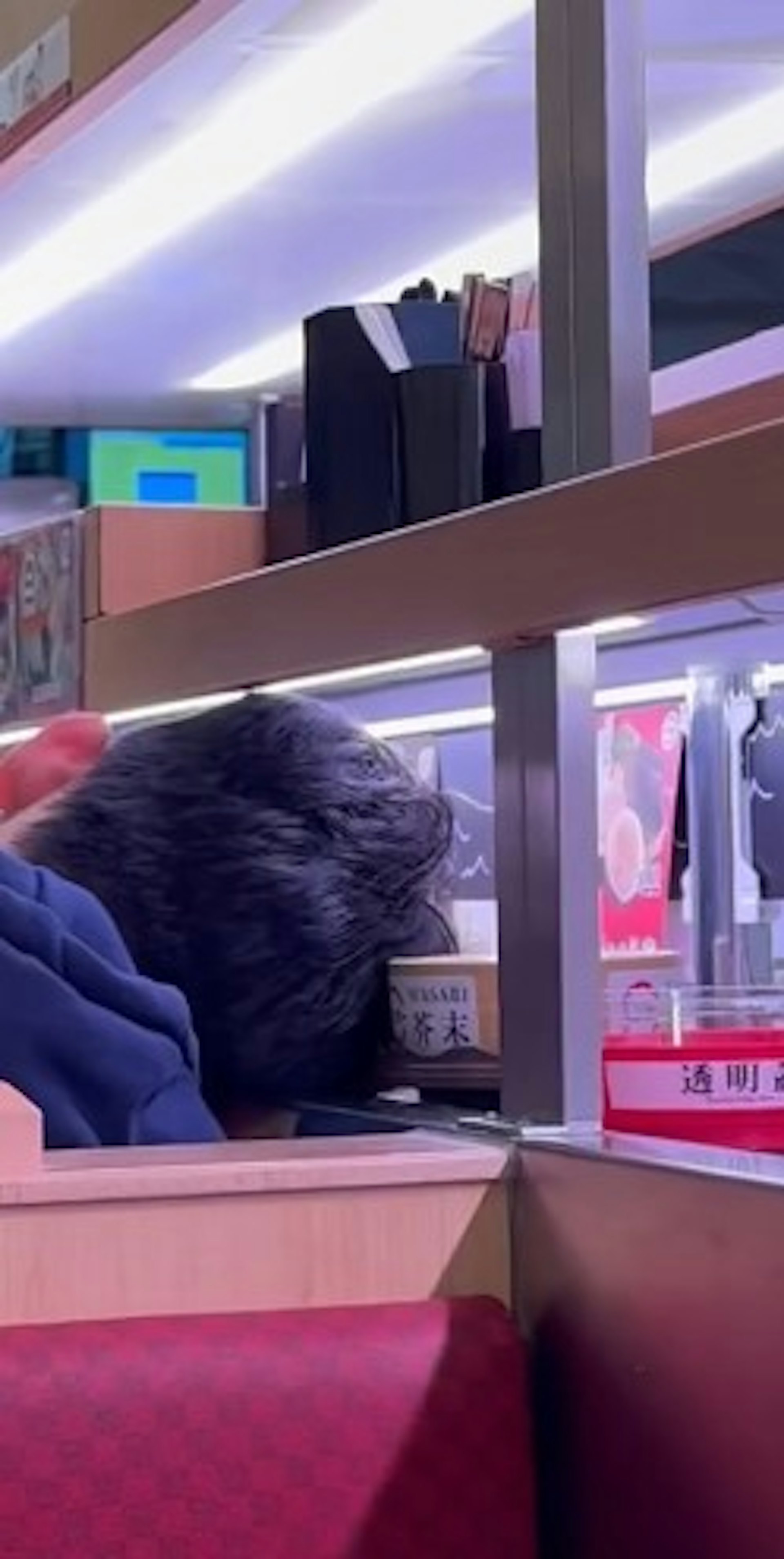 有港女於壽司郎用餐時,看見有男食客將頭完全靠向食物輸送帶。(threads影片截圖) 有港女於壽司郎用餐時,看見有男食客將頭完全靠向食物輸送帶。(threads影片截圖)