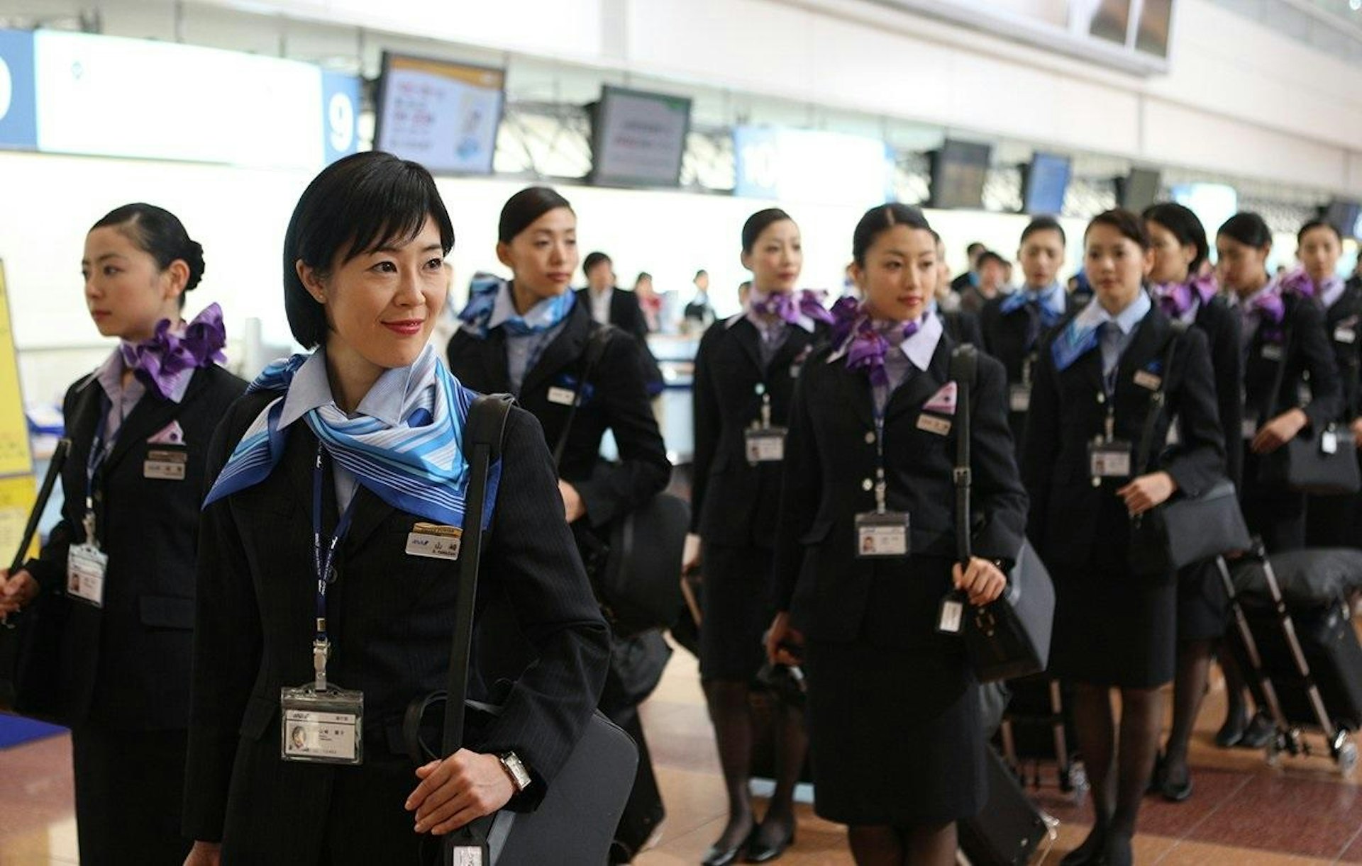 大多數航空公司通常在周二晚上7時設置預訂機票系統,所以在周二和周三就能買到平價機票,就連機場在周二和周三都不會太繁忙。(《開心直航》電影劇照) 大多數航空公司通常在周二晚上7時設置預訂機票系統,所以在周二和周三就能買到平價機票,就連機場在周二和周三都不會太繁忙。(《開心直航》電影劇照)