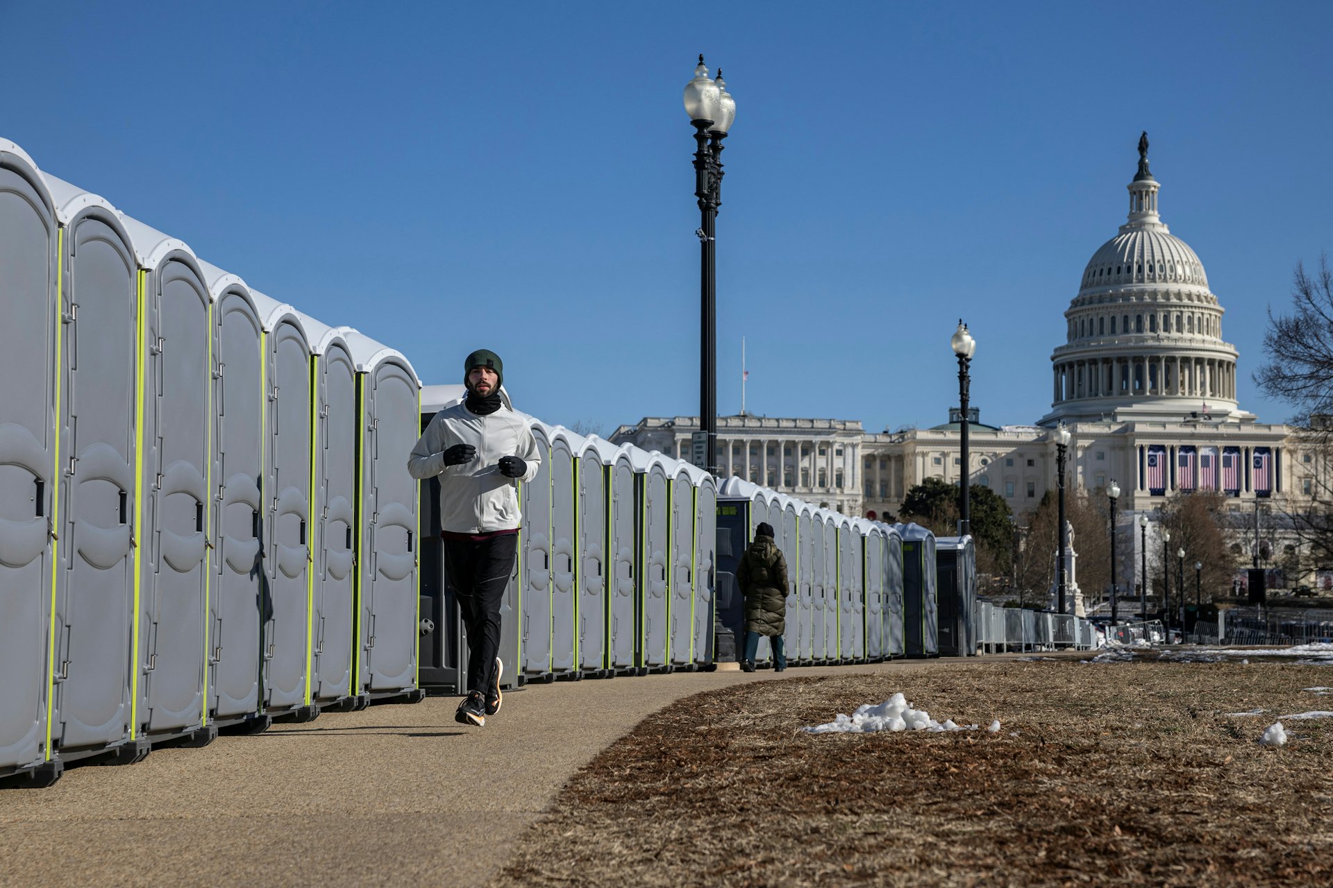 2025年1月15日,華盛頓特區的工作人員繼續為特朗普的就職禮作準備,包括加設移動式廁所(Reuters)