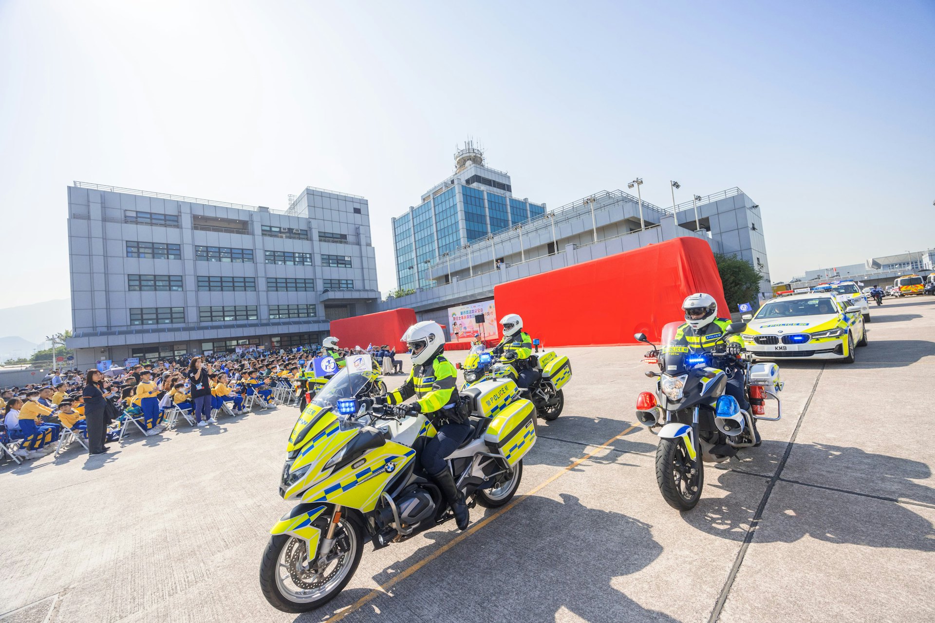 警務處新界南總區聯同九巴、慧賢雅集及香港交通安全隊今天(18日)於機場警署舉行「道路安全日暨巴士車身廣告設計比賽頒獎禮」。(警方圖片) 警務處新界南總區聯同九巴、慧賢雅集及香港交通安全隊今天(18日)於機場警署舉行「道路安全日暨巴士車身廣告設計比賽頒獎禮」。(警方圖片)