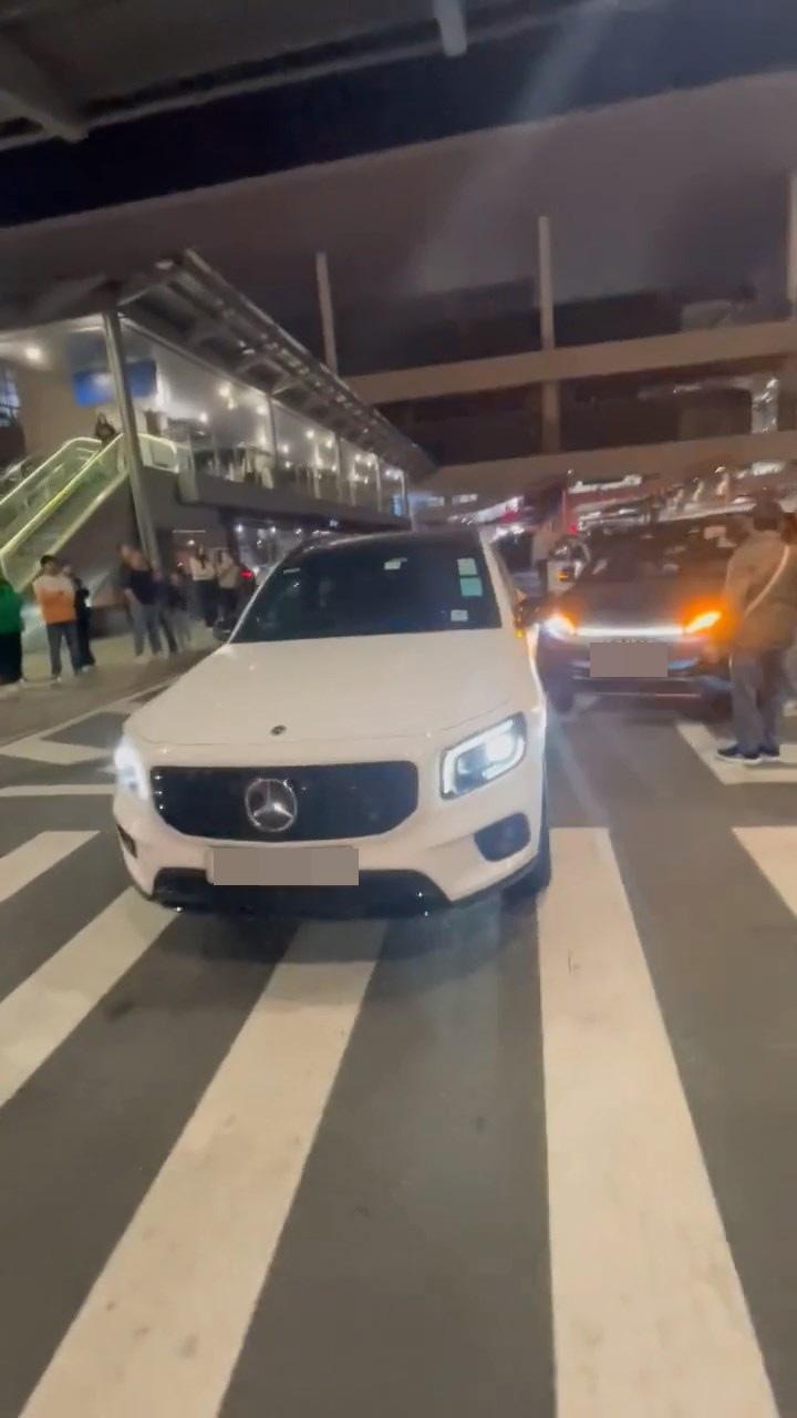 本港網絡瘋傳1段影片，指珠海關口有由港人駕駛的比亞迪汽車撞到1架平治汽車，現場爆發罵戰。（影片截圖）