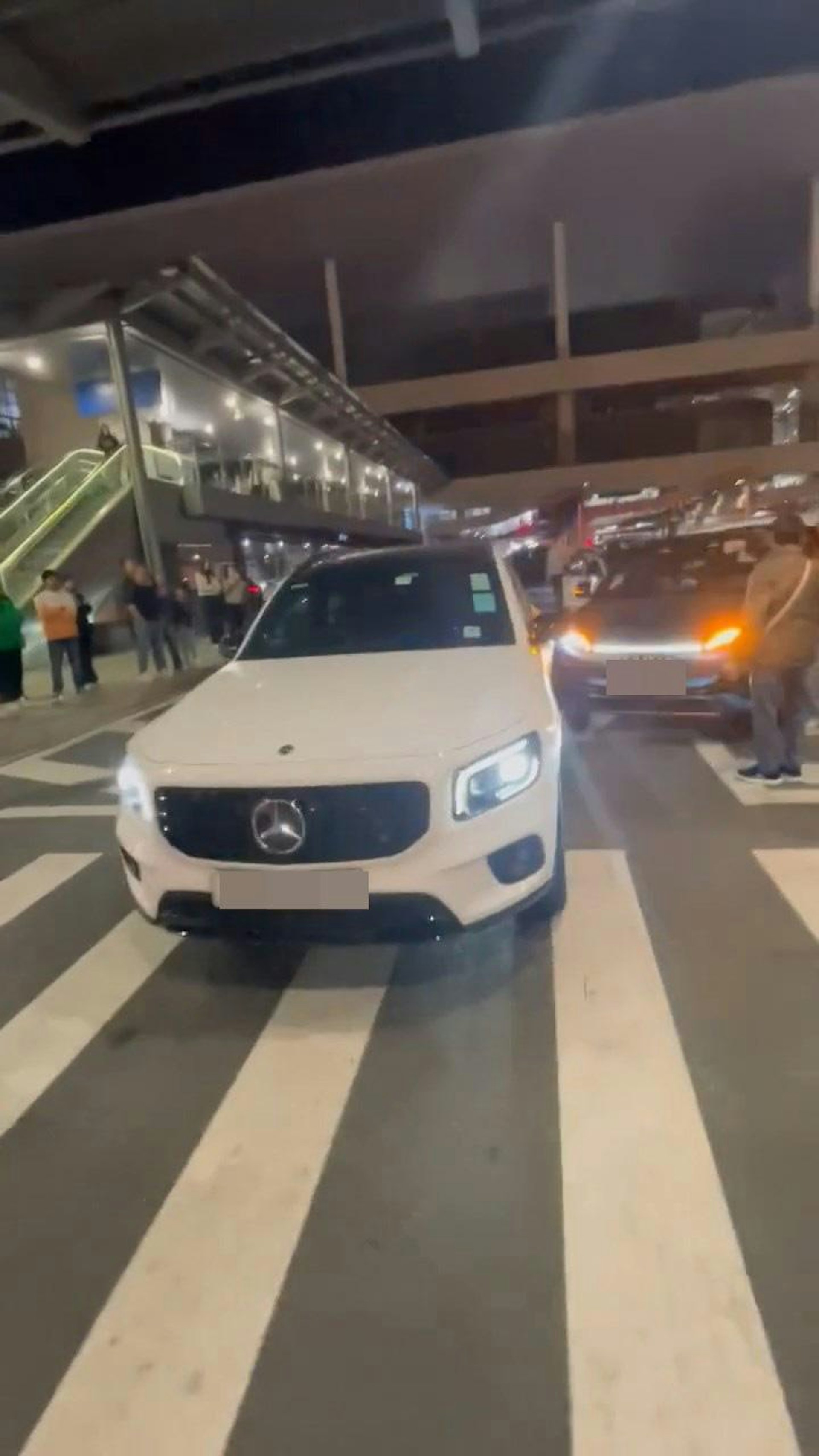 本港網絡瘋傳1段影片,指珠海關口有由港人駕駛的比亞迪汽車撞到1架平治汽車,現場爆發罵戰。(影片截圖)