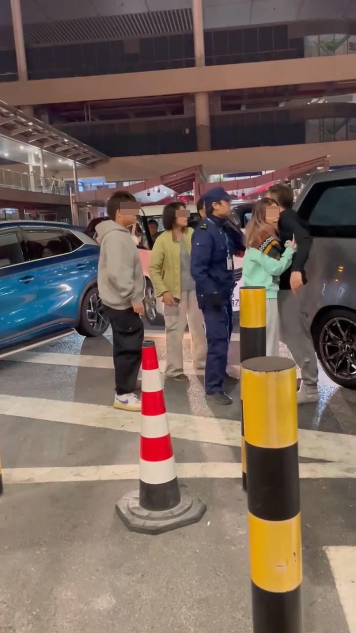 珠海關口有由港人駕駛的比亞迪汽車撞到1架平治汽車，多部車輛停下致交通癱瘓，旁邊有兩班人正在爭吵，職員到場處理。（影片截圖）