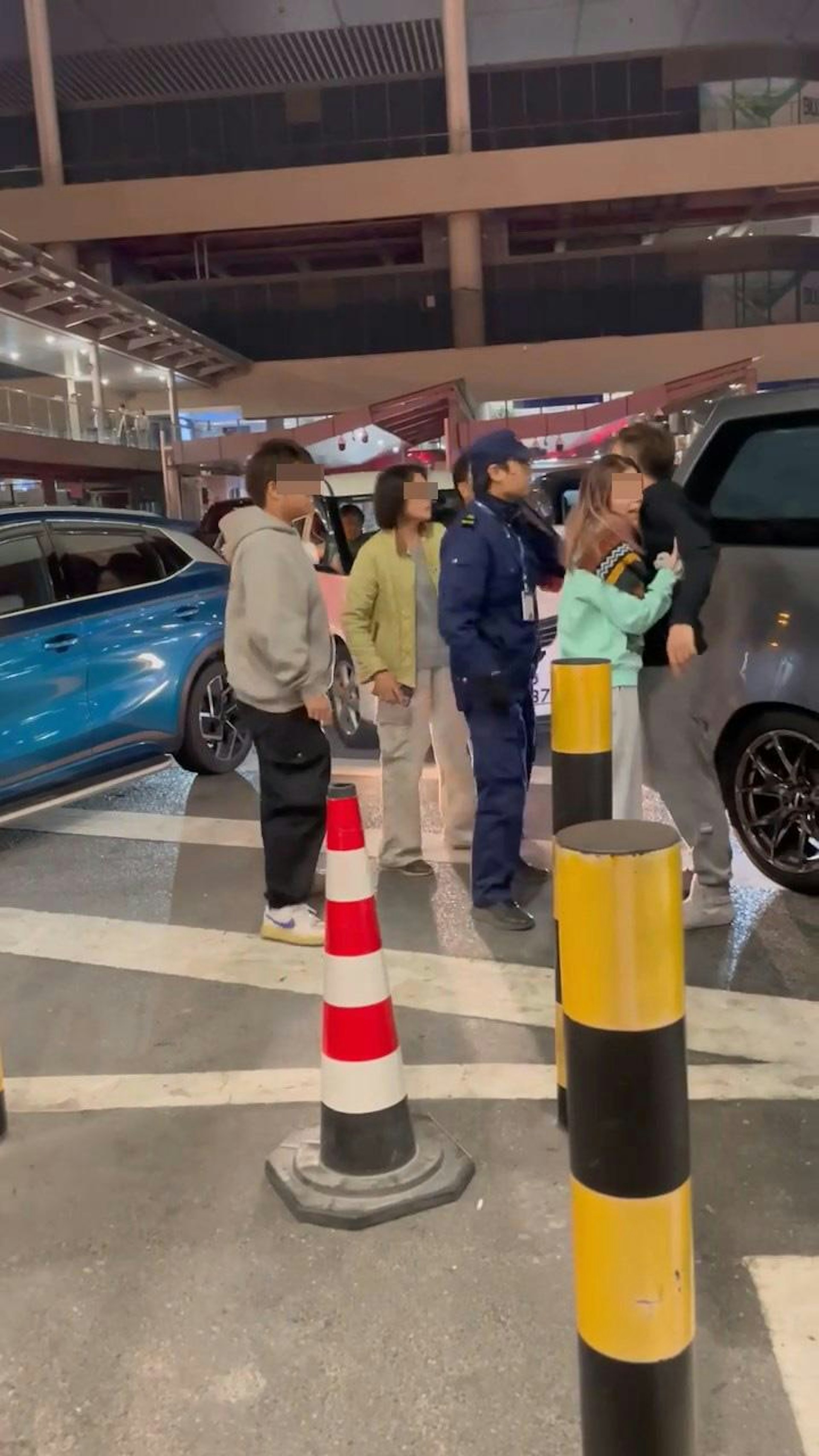 珠海關口有由港人駕駛的比亞迪汽車撞到1架平治汽車,多部車輛停下致交通癱瘓,旁邊有兩班人正在爭吵,職員到場處理。(影片截圖)