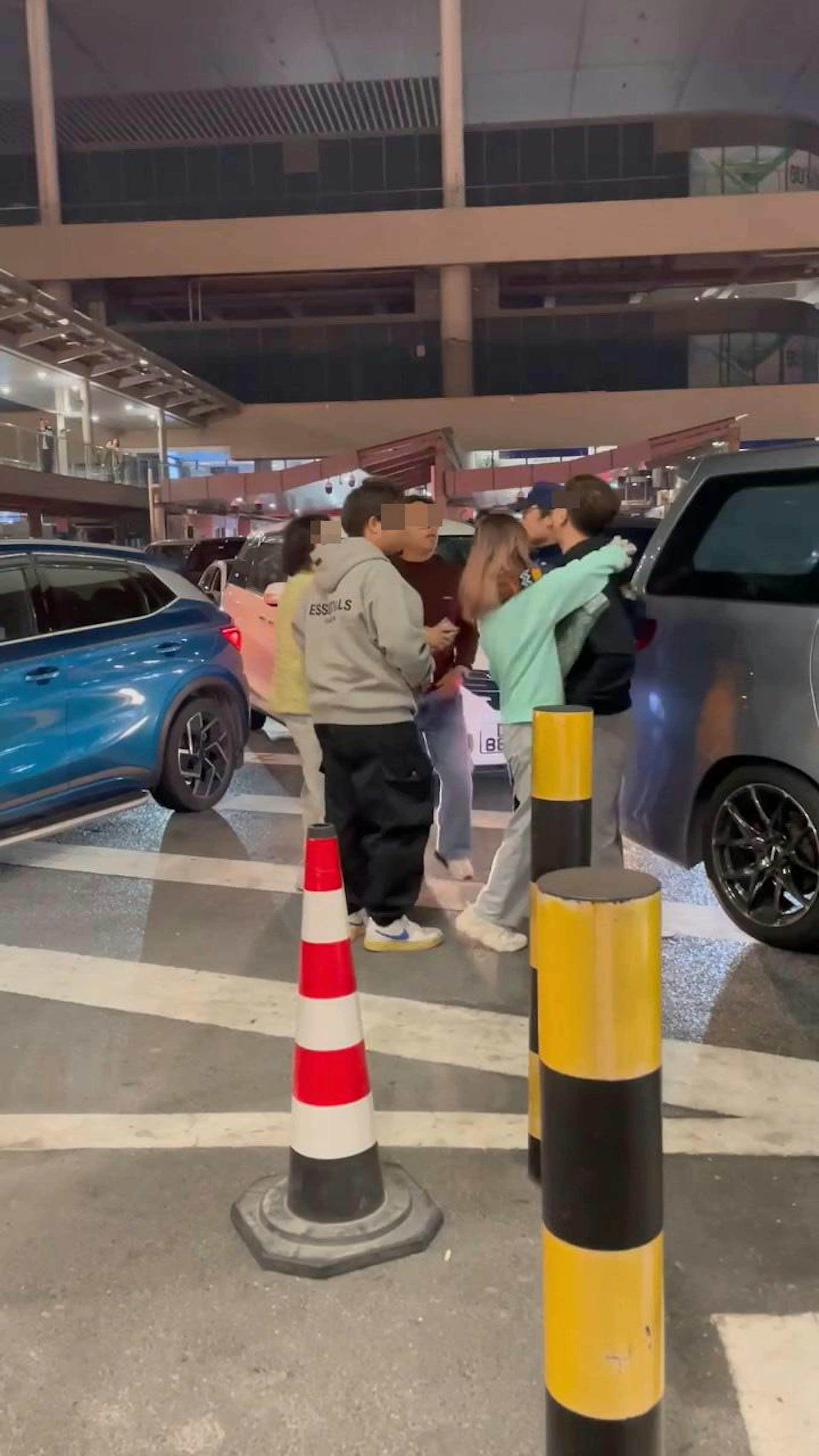 雙方在路上爆粗互罵,其中右邊的黑衣男稱目擊車禍經過,斥責穿啡色上衣的眼鏡大叔,其女友奮力阻止。(影片截圖)