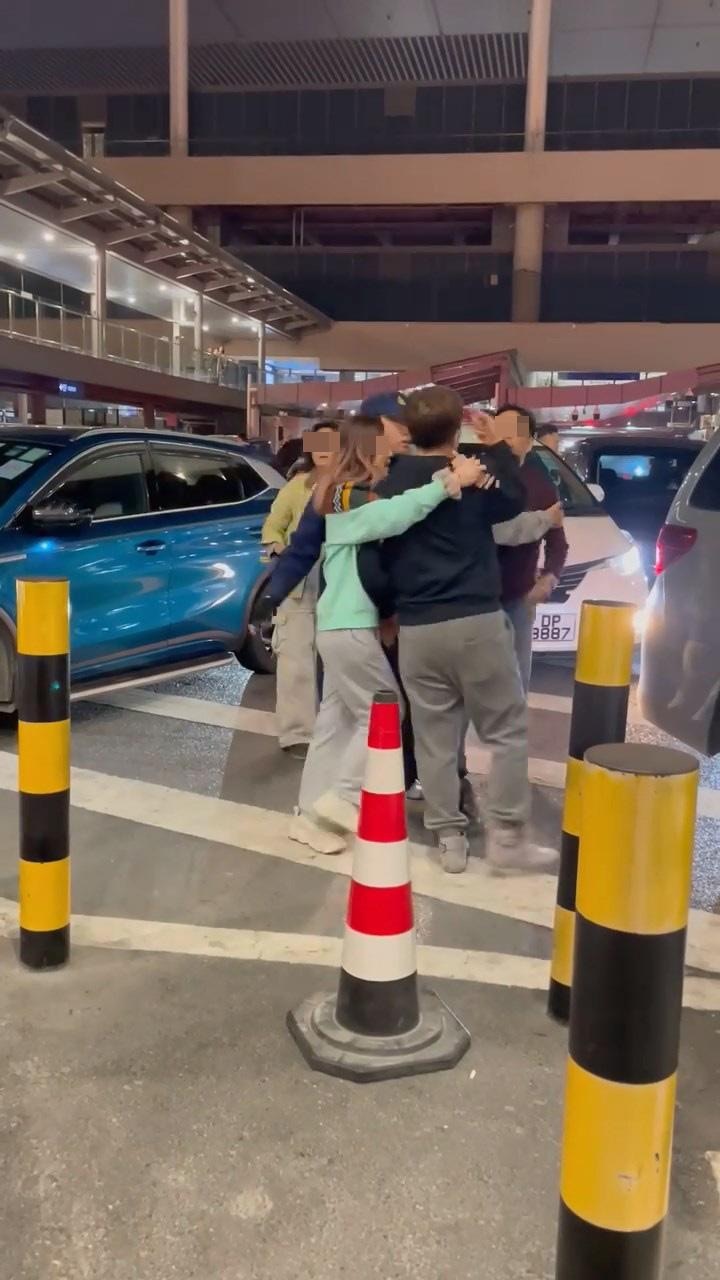 雙方在路上爆粗互罵，其中黑衣男稱斥責穿啡色上衣的眼鏡大叔，其女友奮力阻止。（影片截圖）