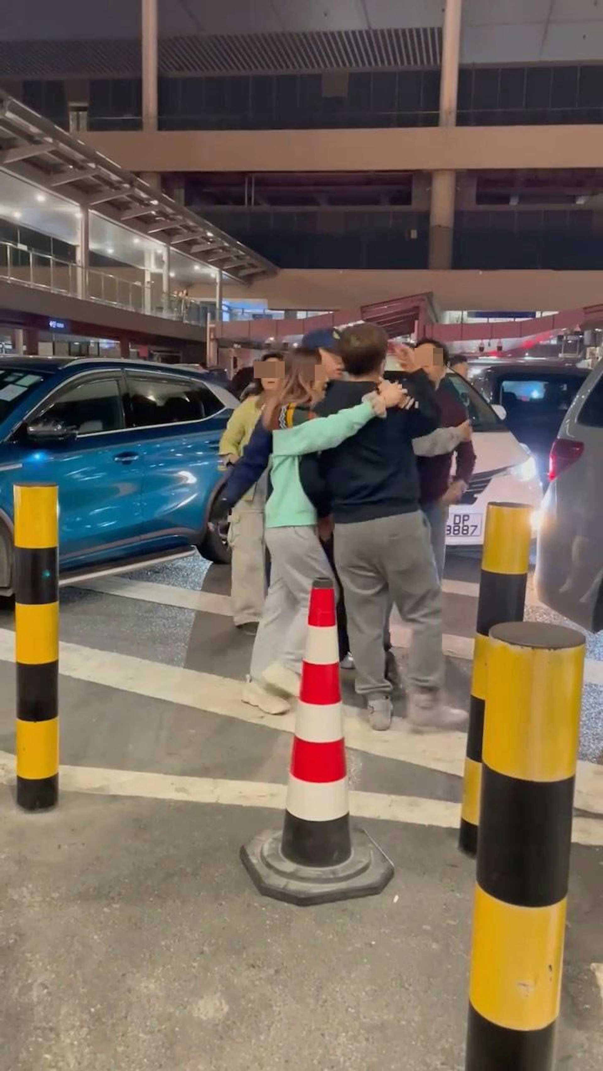 雙方在路上爆粗互罵,其中黑衣男稱斥責穿啡色上衣的眼鏡大叔,其女友奮力阻止。(影片截圖)