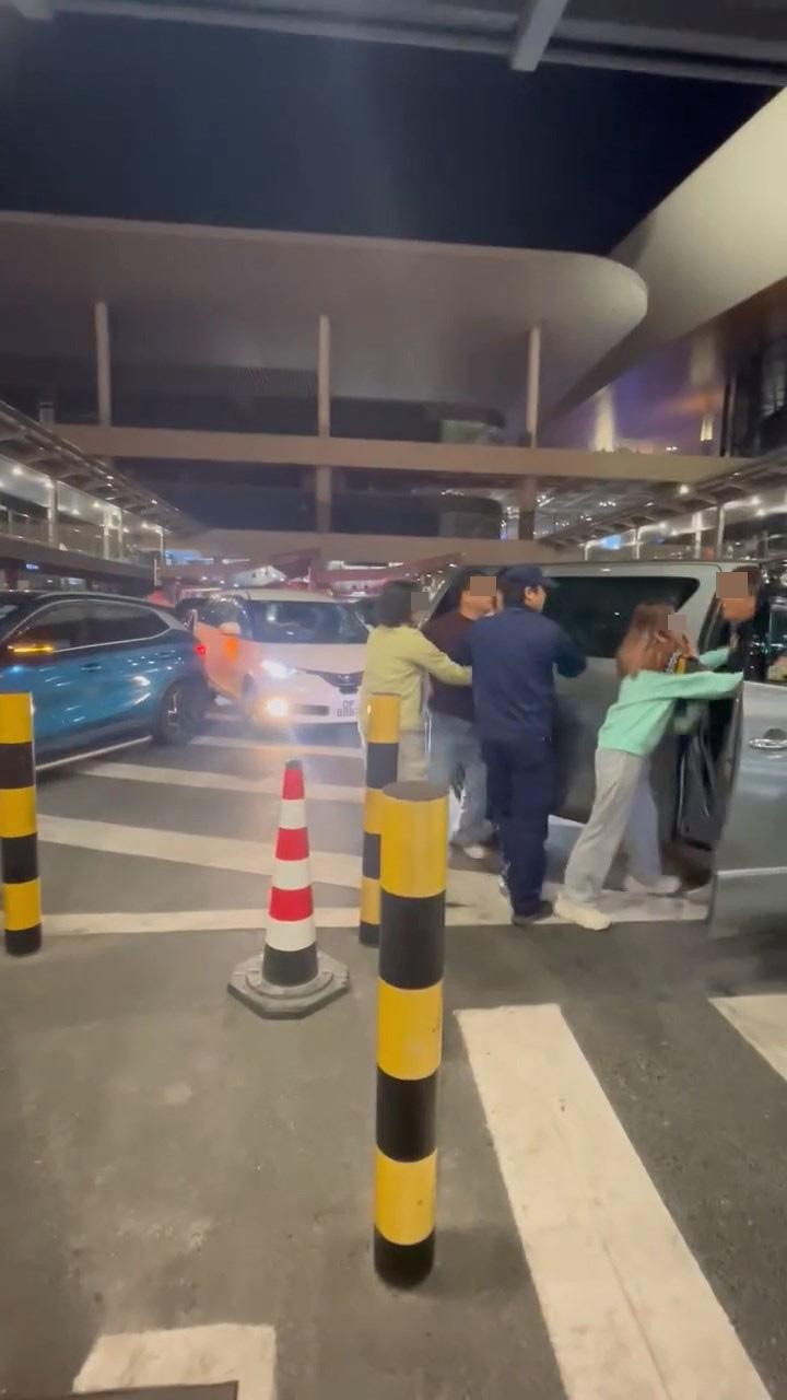 黑衣男同行女友人隨後強推黑衣男返回車上。（影片截圖）