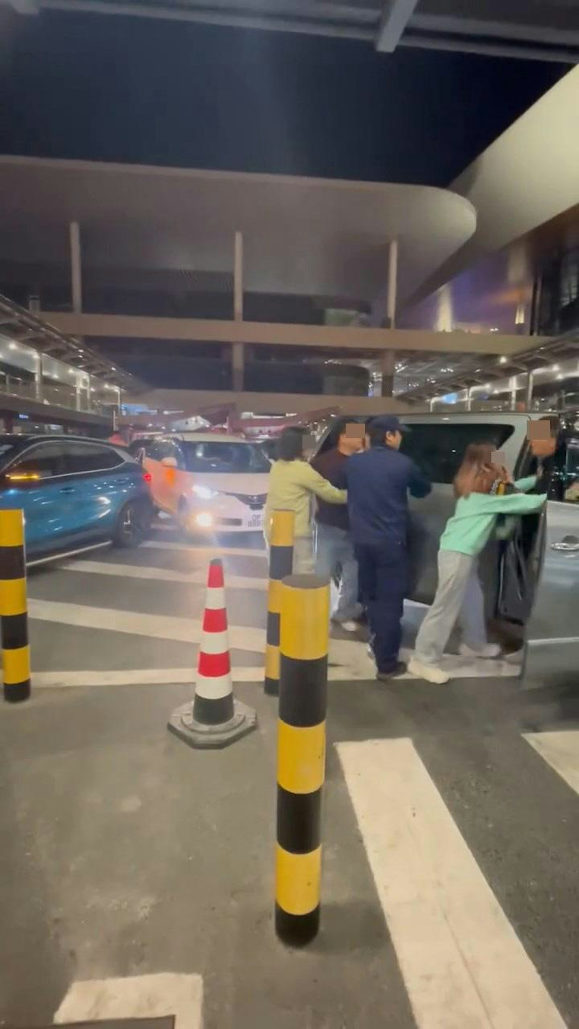 黑衣男同行女友人隨後強推黑衣男返回車上。(影片截圖)