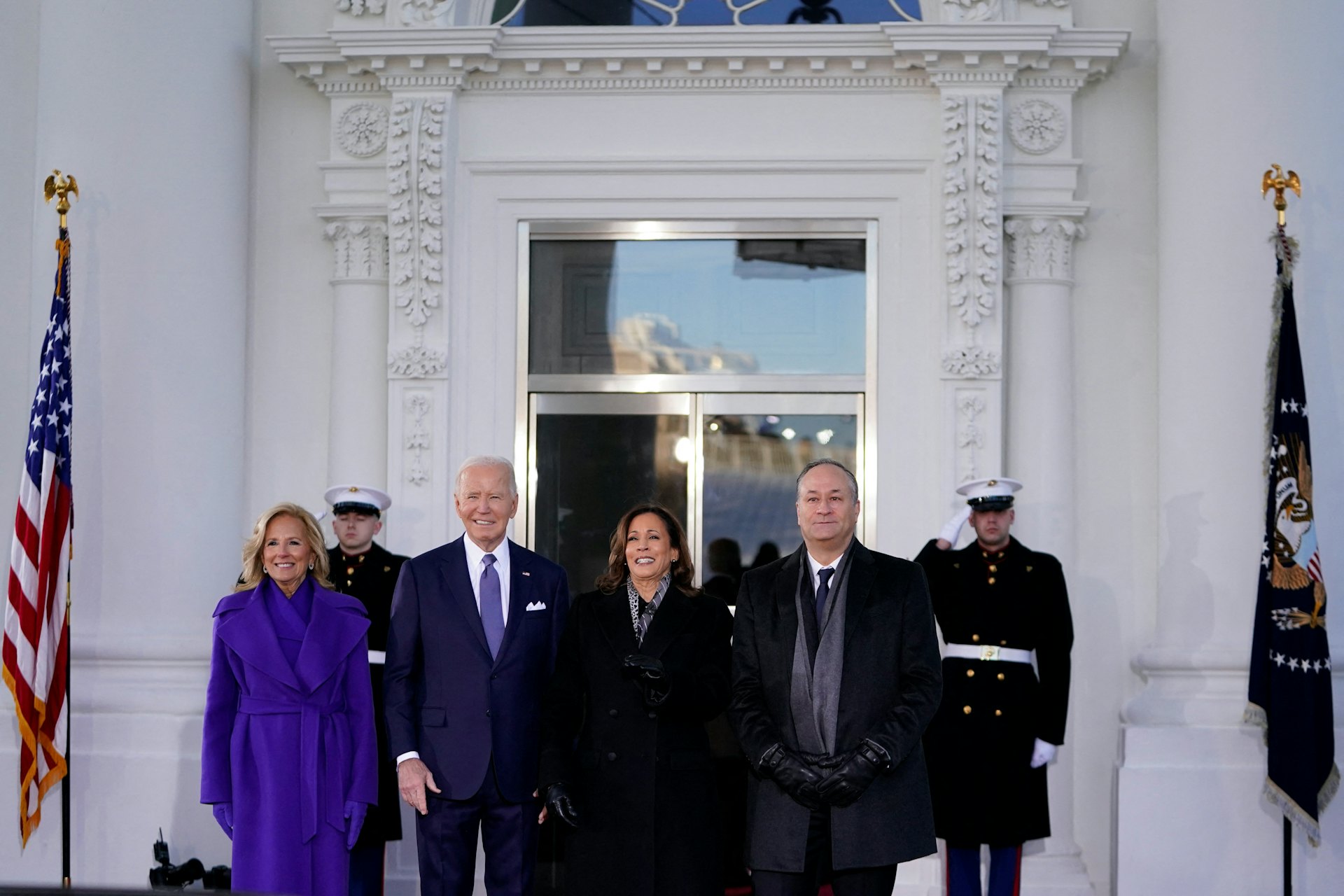 2025年1月20日早上,即將卸任的拜登夫婦、賀錦麗夫婦在白宮前合照(Reuters)