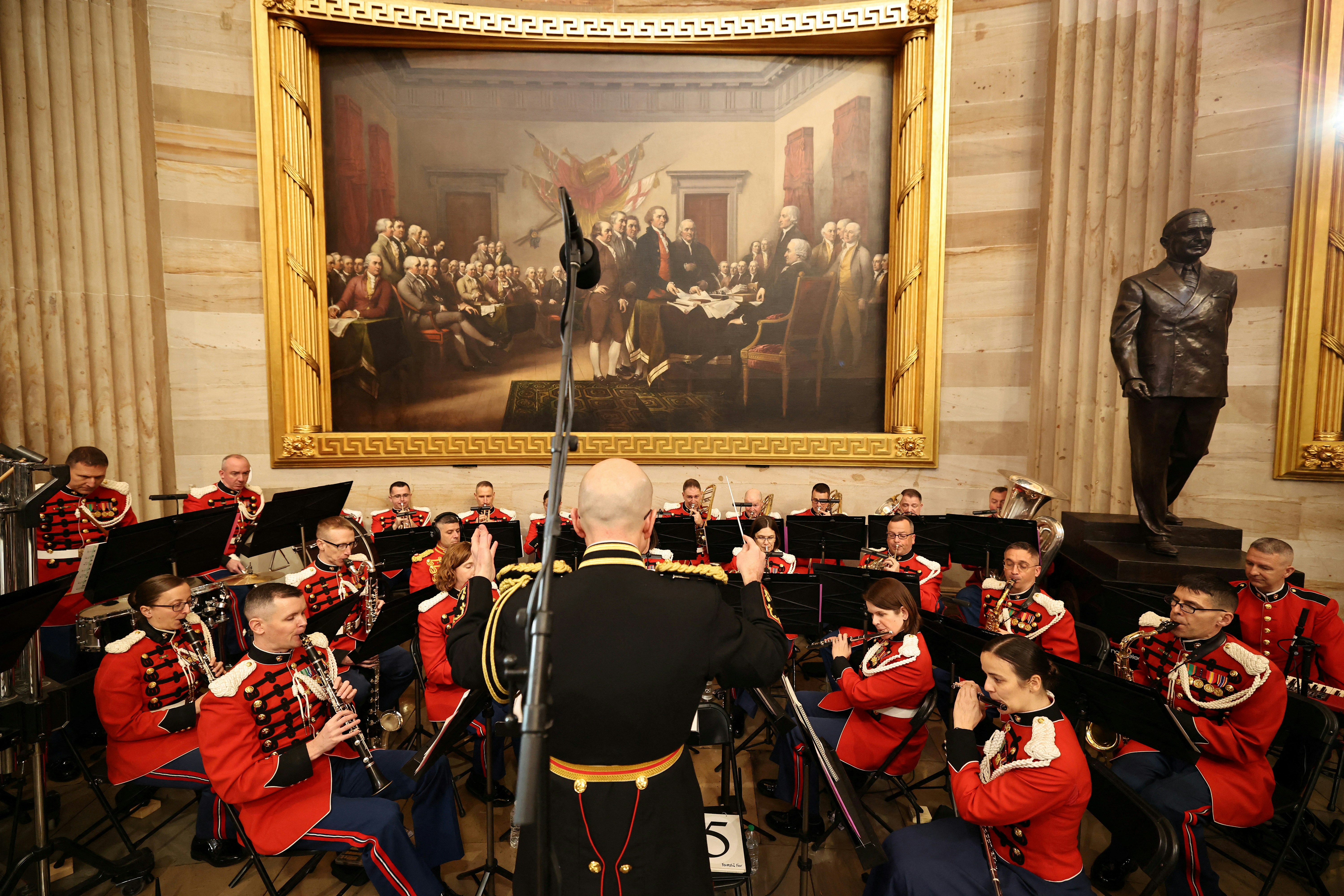 2025年1月20日,樂隊在國會山莊內演奏(Reuters)