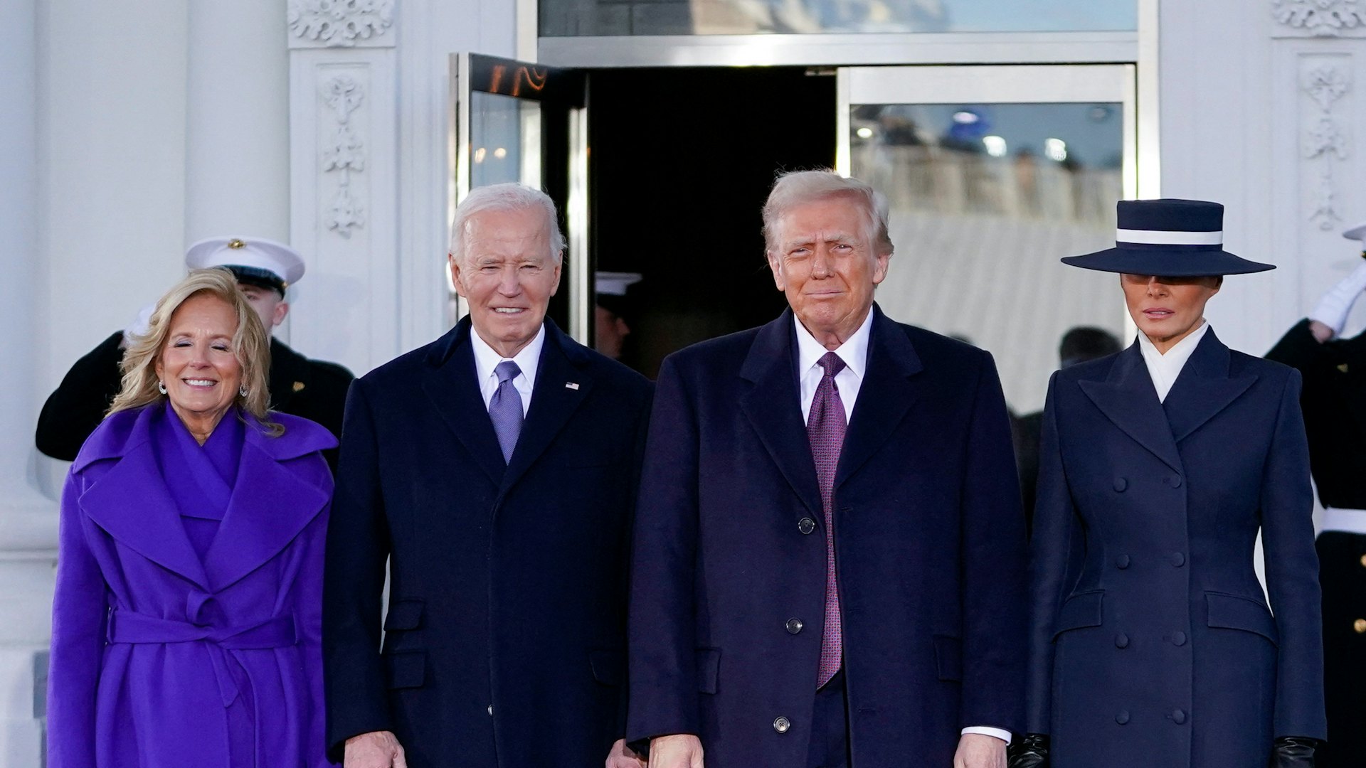 特朗普夫婦2025年1月20日早上抵達白宮,與卸任在即的拜登及其妻子吉爾茶聚,圖為4人在白宮門前合照(Reuters)