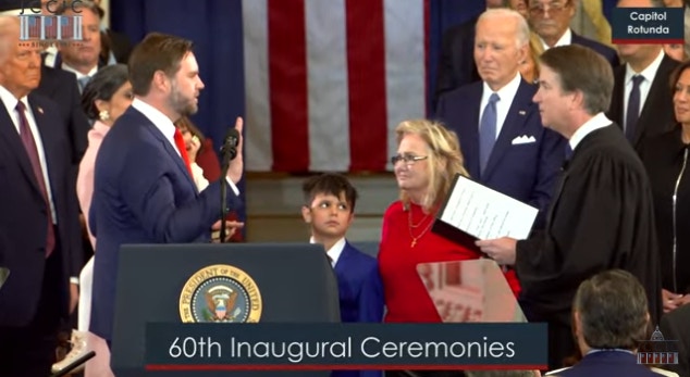 萬斯宣誓。(美國國會直播畫面)