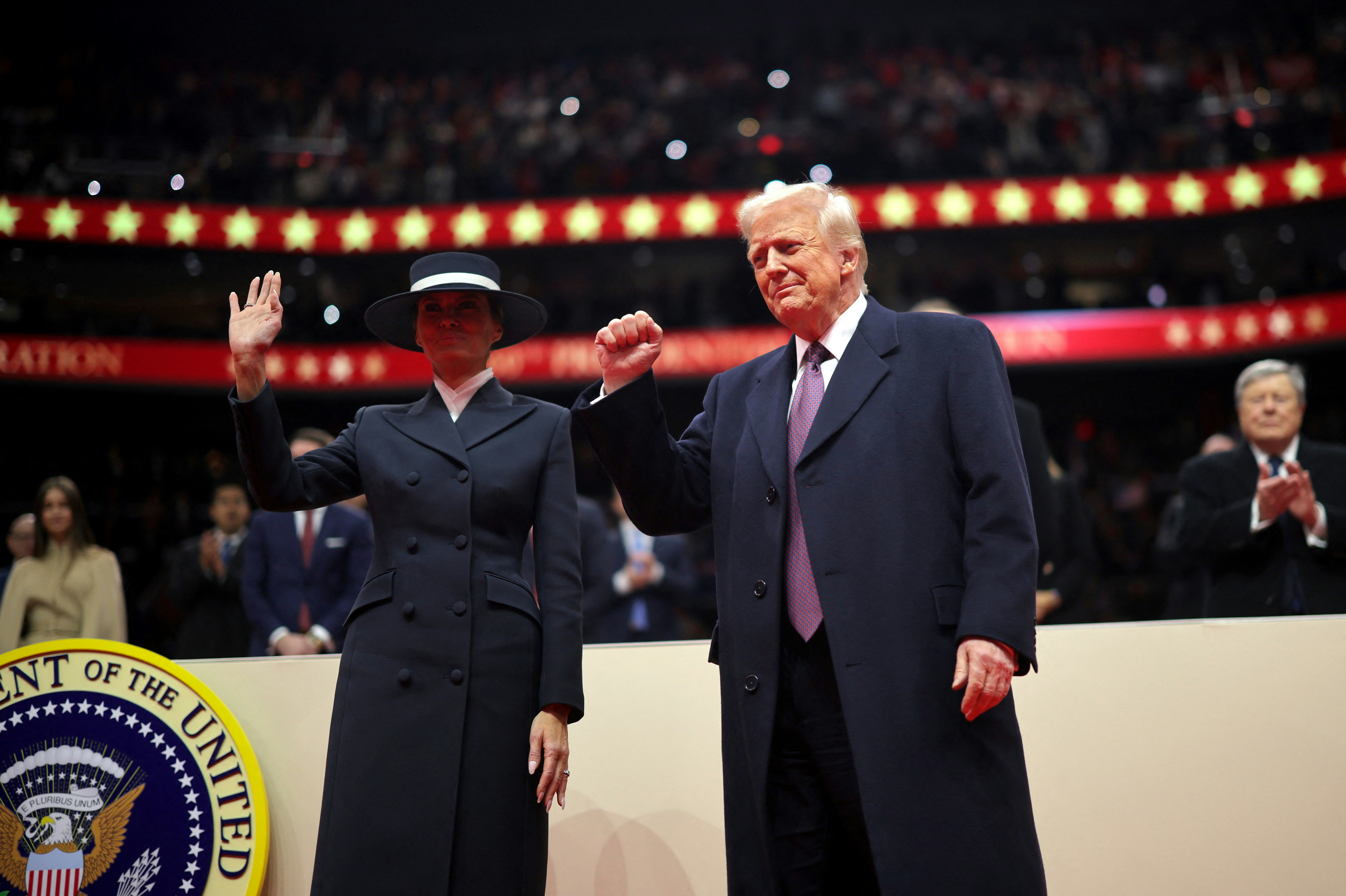 2025年1月20日,美國總統特朗普(Donald Trump)與第一夫人梅拉尼婭(Melania Trump)在美國華盛頓首都參加就職典禮。(Reuters)