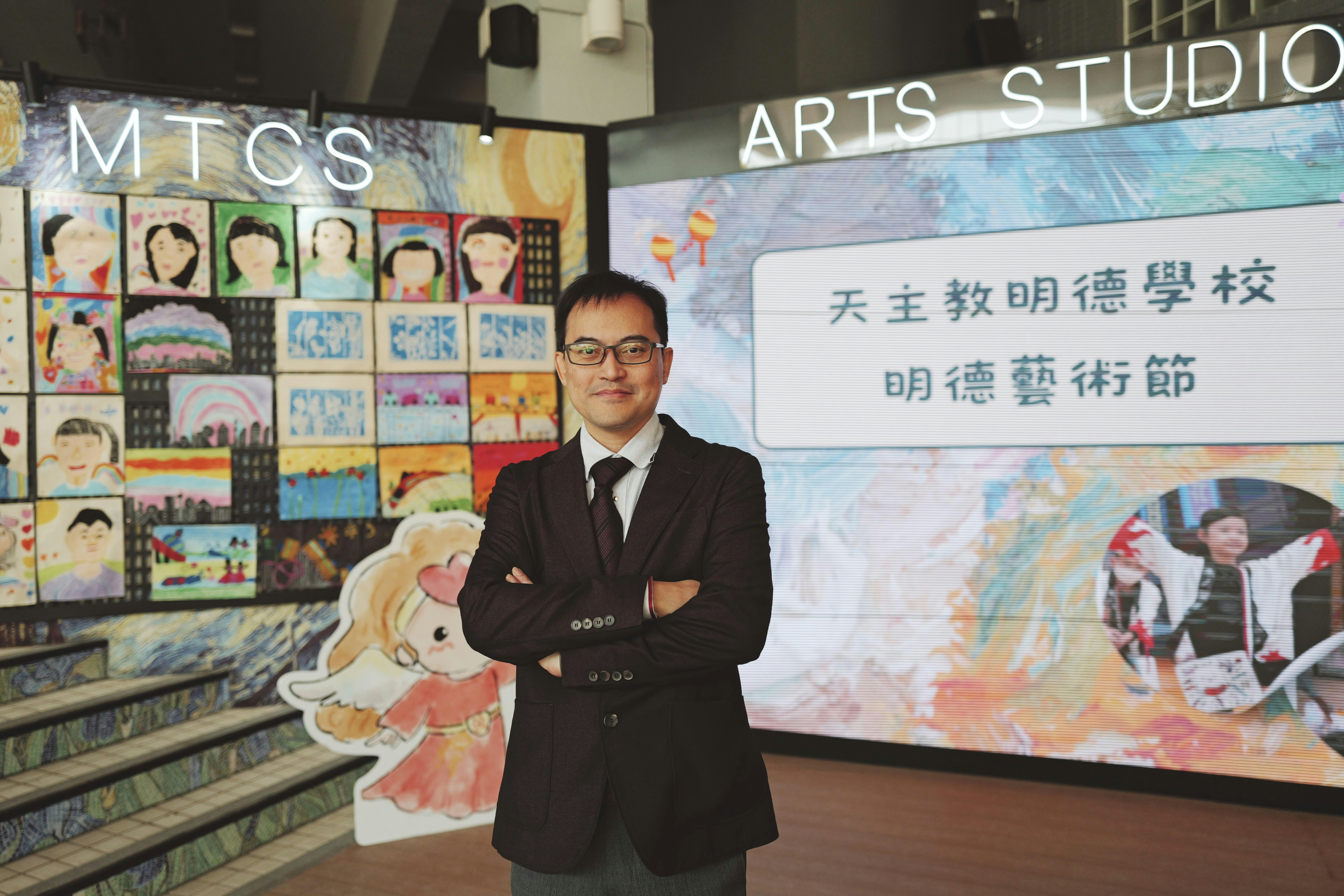 天主教明德學校許加路校長深信，每名學⽣都有其獨特之處，除了學業成績外，更重要是啟發學⽣的潛能，培育良好的品德，促進全人教育。（歐嘉樂攝）