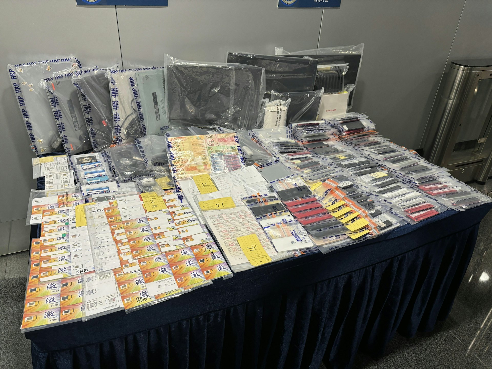 警方搗破一個由黑幫經營的地下賭場,檢獲大批犯案手提電話、手提電腦、平板電腦。(陳浩然攝) 警方搗破一個由黑幫經營的地下賭場,檢獲大批犯案手提電話、手提電腦、平板電腦。(陳浩然攝)