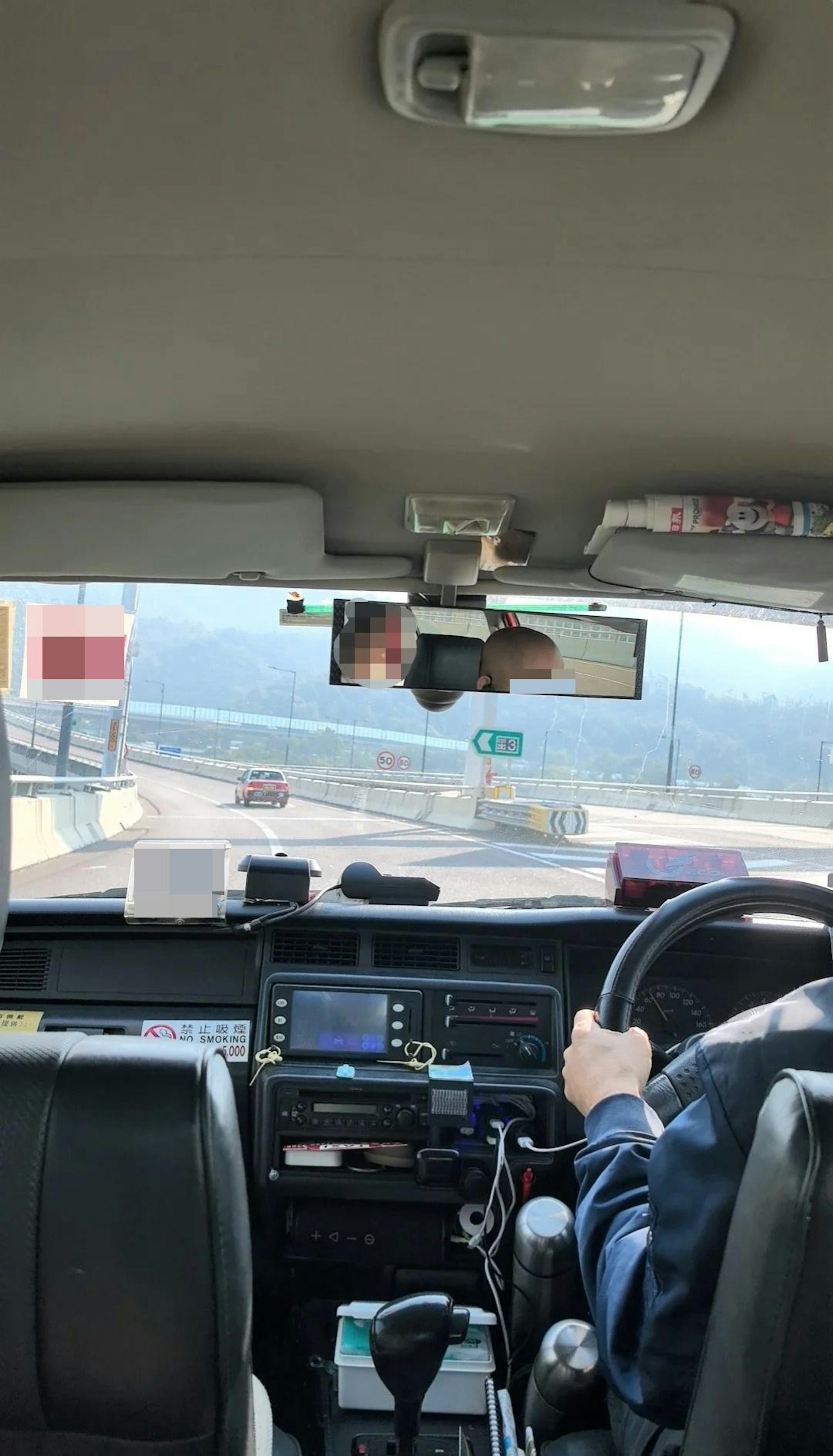 樓主表示,下車後才發現該名光頭司機找少100元,直言「搞到咩心情都無晒」。(小紅書圖片) 樓主表示,下車後才發現該名光頭司機找少100元,直言「搞到咩心情都無晒」。(小紅書圖片)