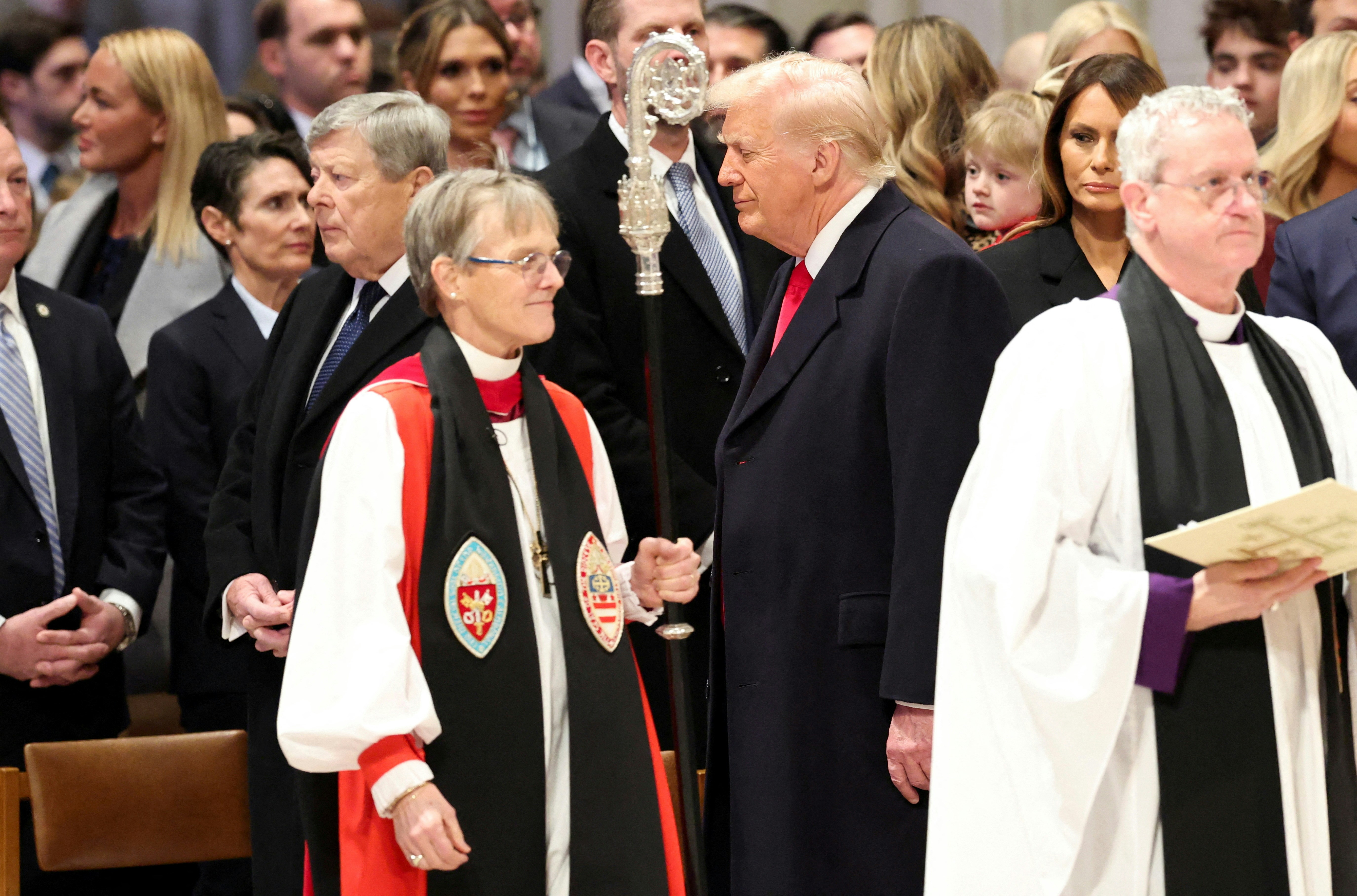 圖為2025年1月21日，美國總統特朗普（Donald Truno）出席在華盛頓國家大教堂（Washington National Cathedral）舉行的全國祈禱日（National Day of Prayer）儀式，旁為牧師Mariann Edgar Budde。（Reuters）