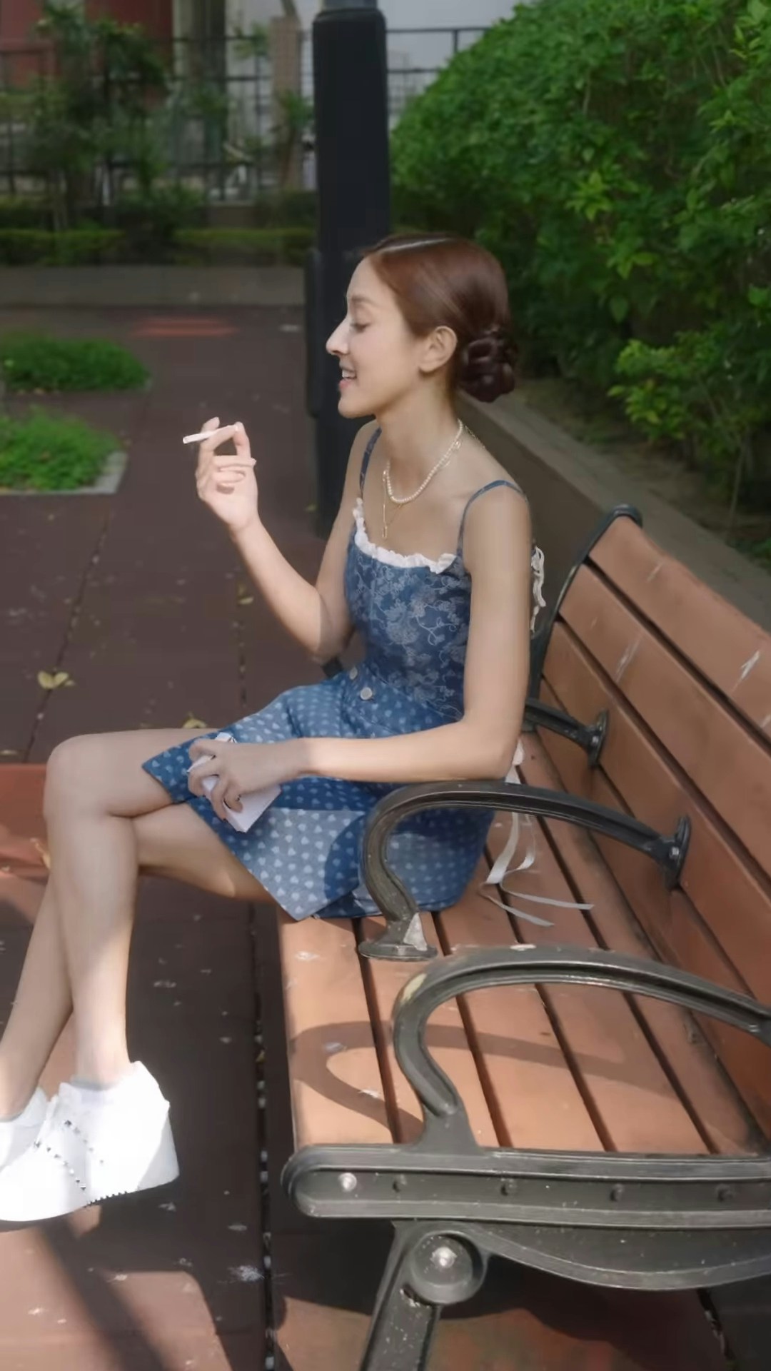 陳凱琳周街食煙。(ig截圖)