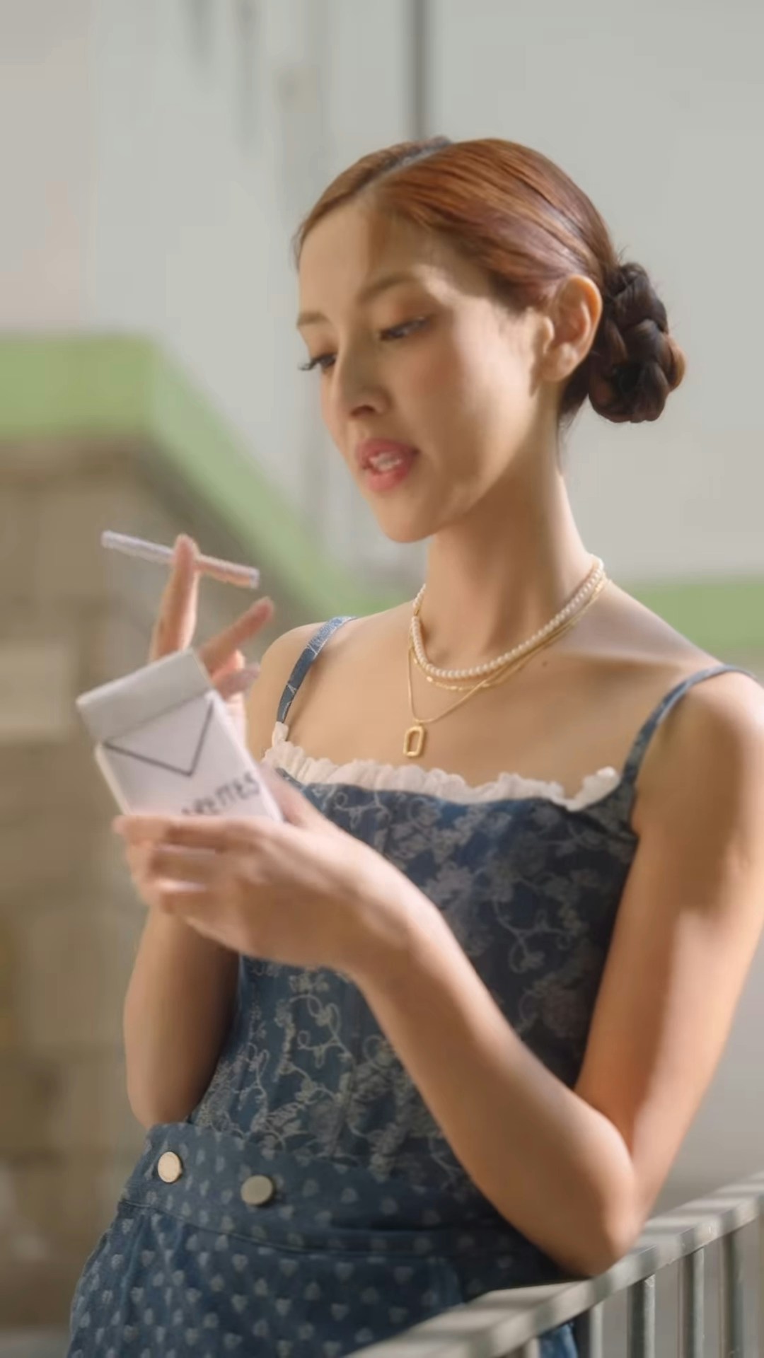 陳凱琳周街食煙。(ig截圖)