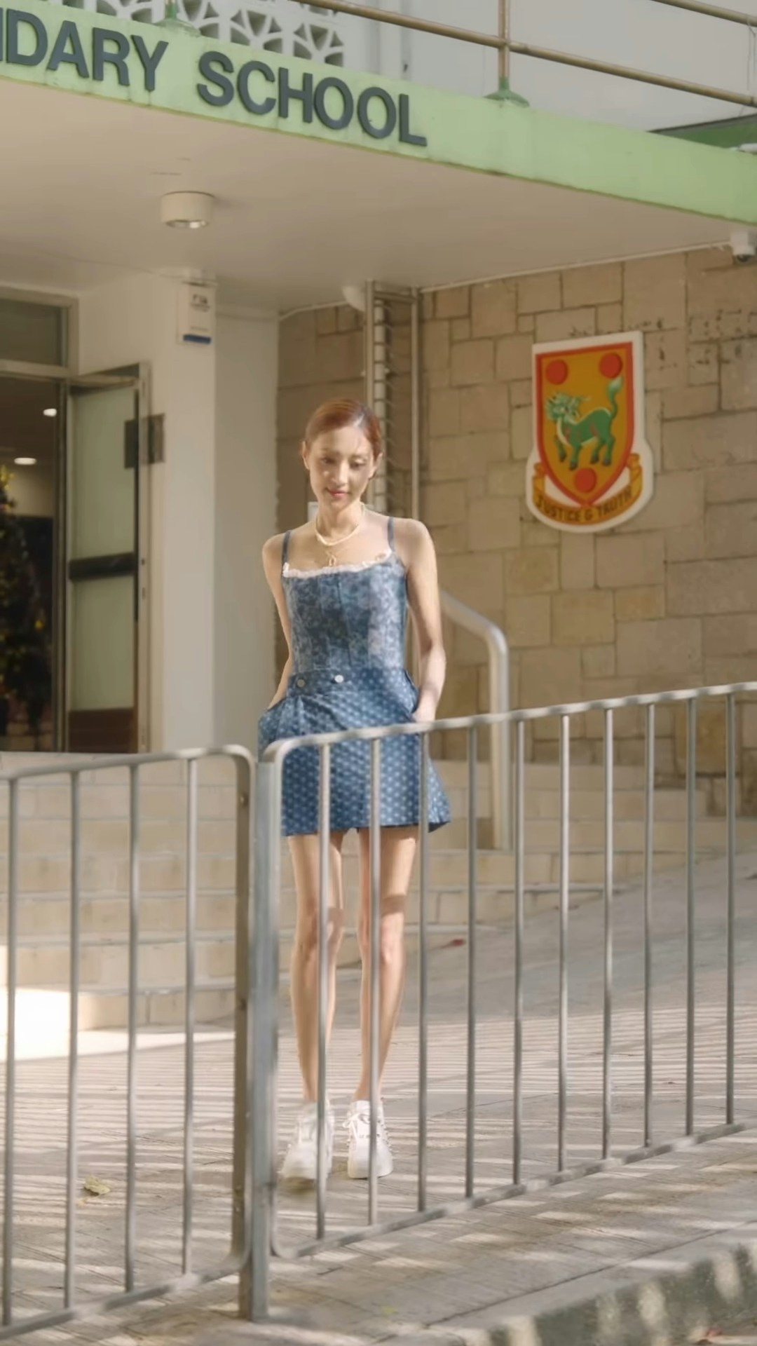 陳凱琳周街食煙。(ig截圖)