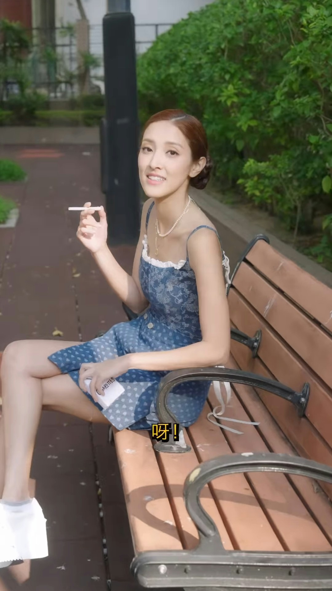 陳凱琳周街食煙。(ig截圖)