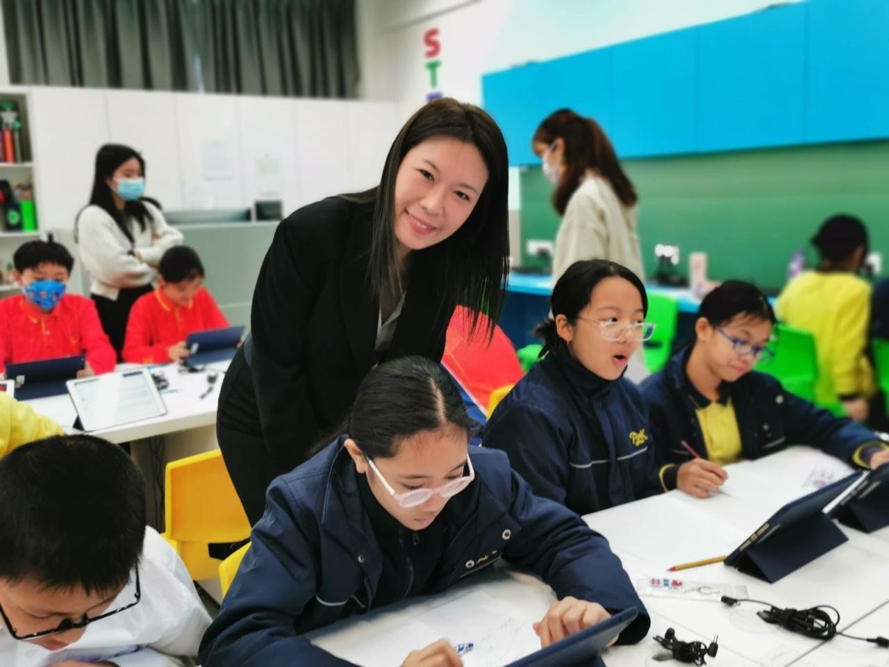 2025年1月9日，宋芝龄与湾仔青年联会执行主席周振杰、湾仔区议员刘珮珊、保良局总理孟韦豪伉俪、铜锣湾保良局张凝文学校校长刘彩玉等，参与工作坊。 （湾仔青年联会）