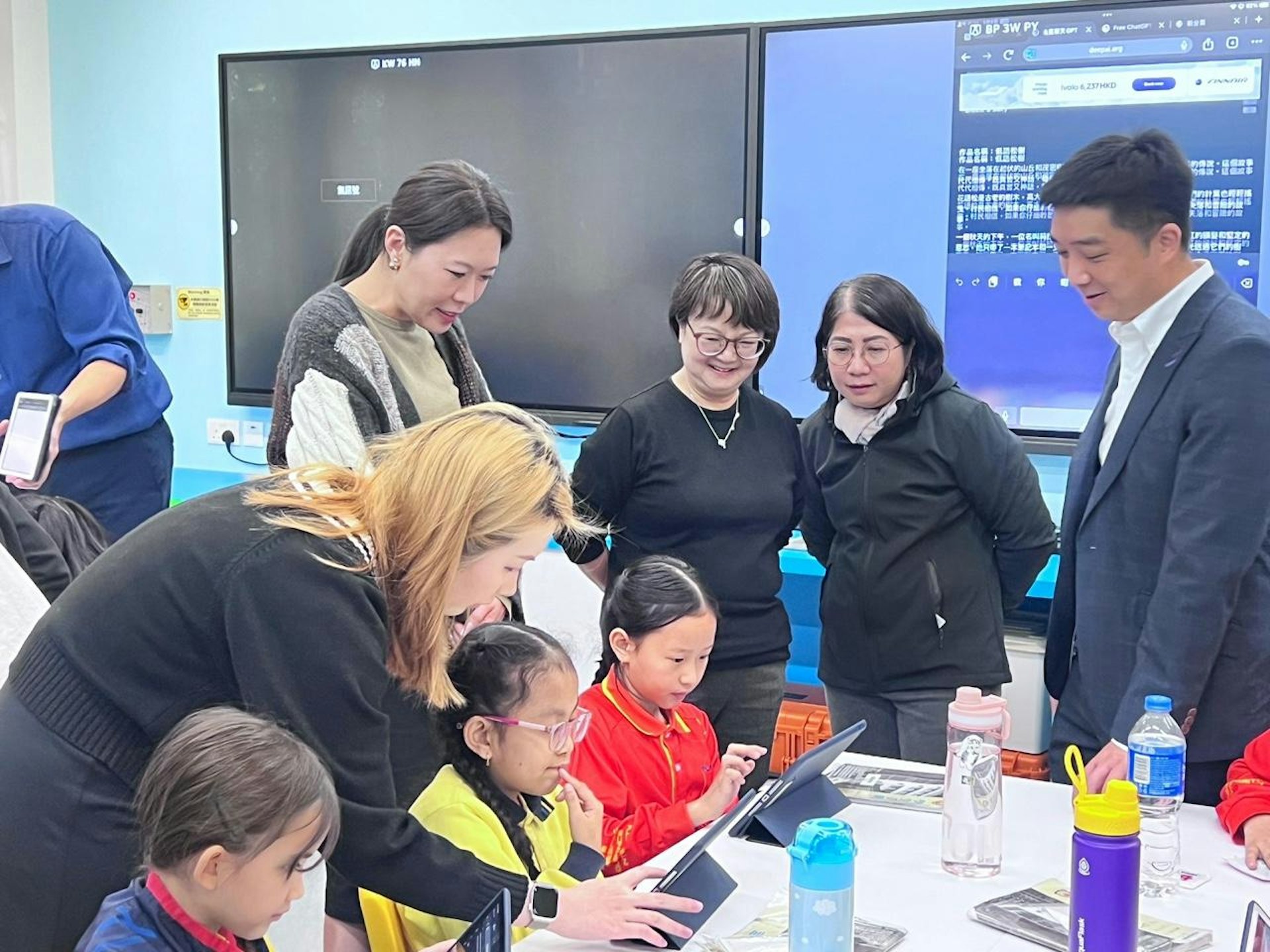 2025年1月9日,宋芝龄与湾仔青年联会执行主席周振杰、湾仔区议员刘珮珊、保良局总理孟韦豪伉俪、铜锣湾保良局张凝文学校校长刘彩玉等,参与工作坊。 (湾仔青年联会) 2025年1月9日,宋芝龄与湾仔青年联会执行主席周振杰、湾仔区议员刘珮珊、保良局总理孟韦豪伉俪、铜锣湾保良局张凝文学校校长刘彩玉等,参与工作坊。 (湾仔青年联会)