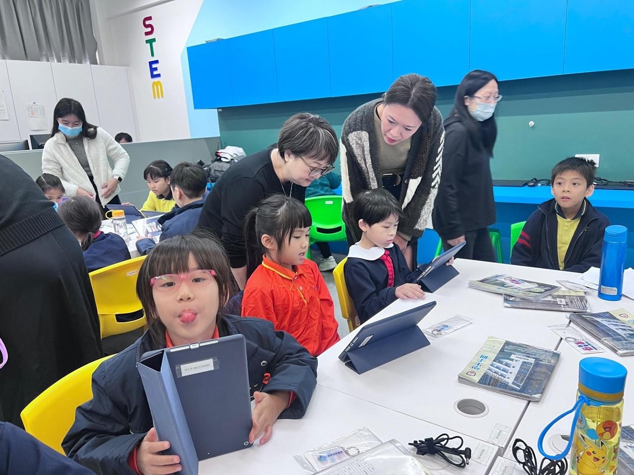 2025年1月9日，宋芝龄与湾仔青年联会执行主席周振杰、湾仔区议员刘珮珊、保良局总理孟韦豪伉俪、铜锣湾保良局张凝文学校校长刘彩玉等，参与工作坊。 （湾仔青年联会）