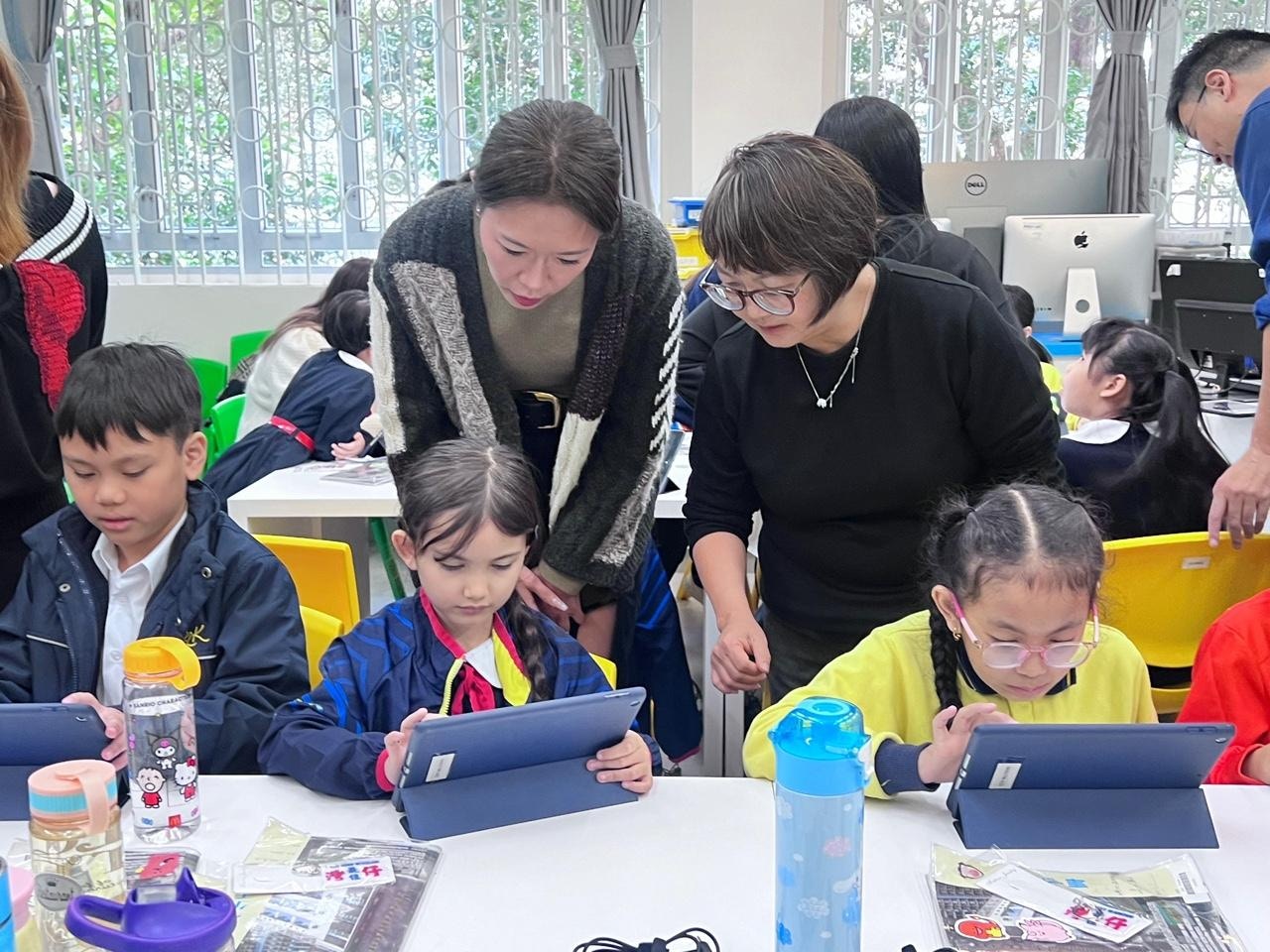 2025年1月9日，宋芝龄与湾仔青年联会执行主席周振杰、湾仔区议员刘珮珊、保良局总理孟韦豪伉俪、铜锣湾保良局张凝文学校校长刘彩玉等，参与工作坊。 （湾仔青年联会）