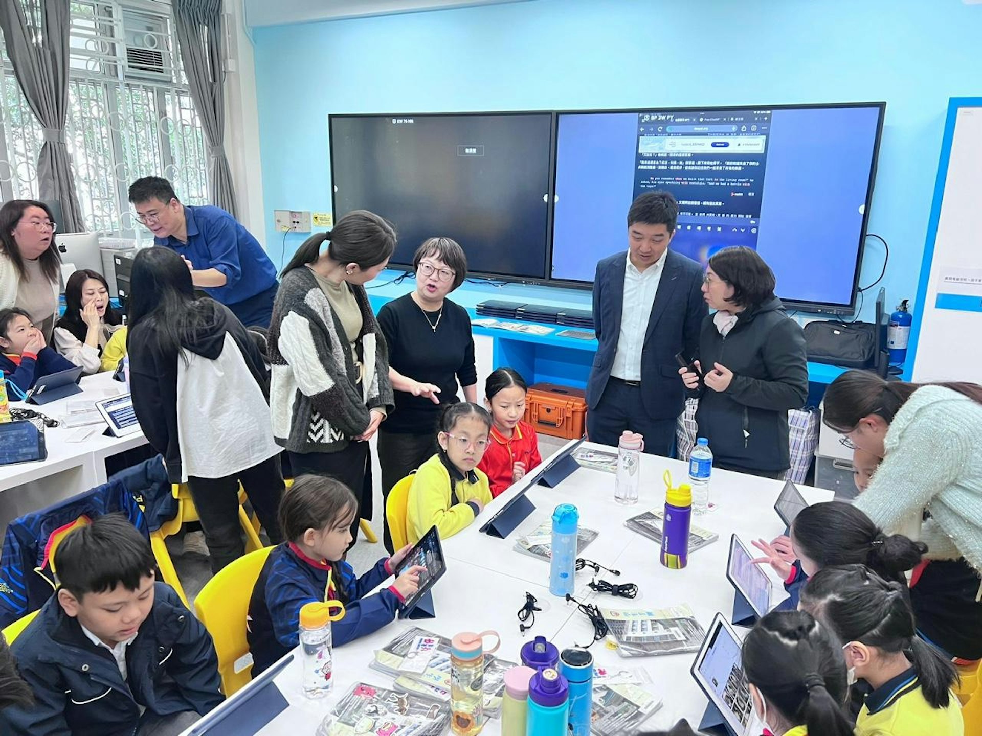 2025年1月9日,宋芝龄与湾仔青年联会执行主席周振杰、湾仔区议员刘珮珊、保良局总理孟韦豪伉俪、铜锣湾保良局张凝文学校校长刘彩玉等,参与工作坊。 (湾仔青年联会) 2025年1月9日,宋芝龄与湾仔青年联会执行主席周振杰、湾仔区议员刘珮珊、保良局总理孟韦豪伉俪、铜锣湾保良局张凝文学校校长刘彩玉等,参与工作坊。 (湾仔青年联会)