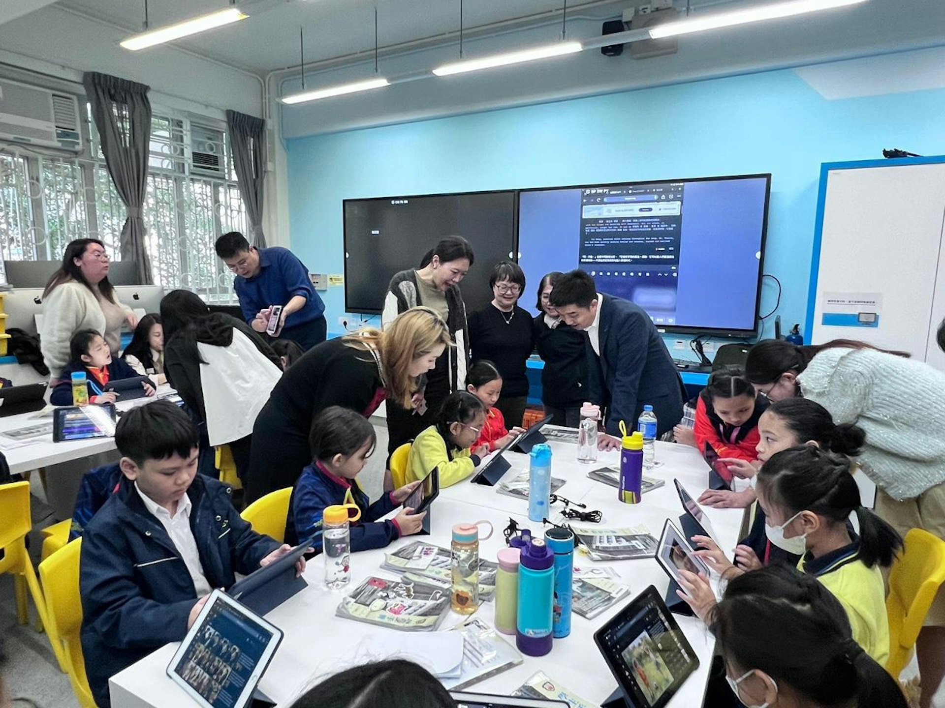 2025年1月9日,宋芝龄与湾仔青年联会执行主席周振杰、湾仔区议员刘珮珊、保良局总理孟韦豪伉俪、铜锣湾保良局张凝文学校校长刘彩玉等,参与工作坊。 (湾仔青年联会) 2025年1月9日,宋芝龄与湾仔青年联会执行主席周振杰、湾仔区议员刘珮珊、保良局总理孟韦豪伉俪、铜锣湾保良局张凝文学校校长刘彩玉等,参与工作坊。 (湾仔青年联会)