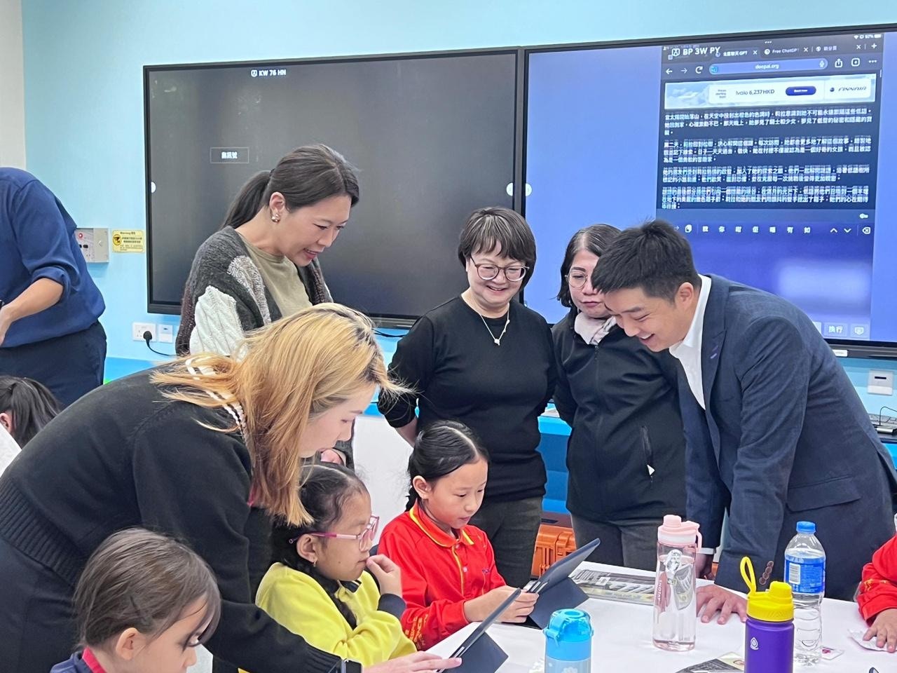 2025年1月9日，宋芝龄与湾仔青年联会执行主席周振杰、湾仔区议员刘珮珊、保良局总理孟韦豪伉俪、铜锣湾保良局张凝文学校校长刘彩玉等，参与工作坊。 （湾仔青年联会）