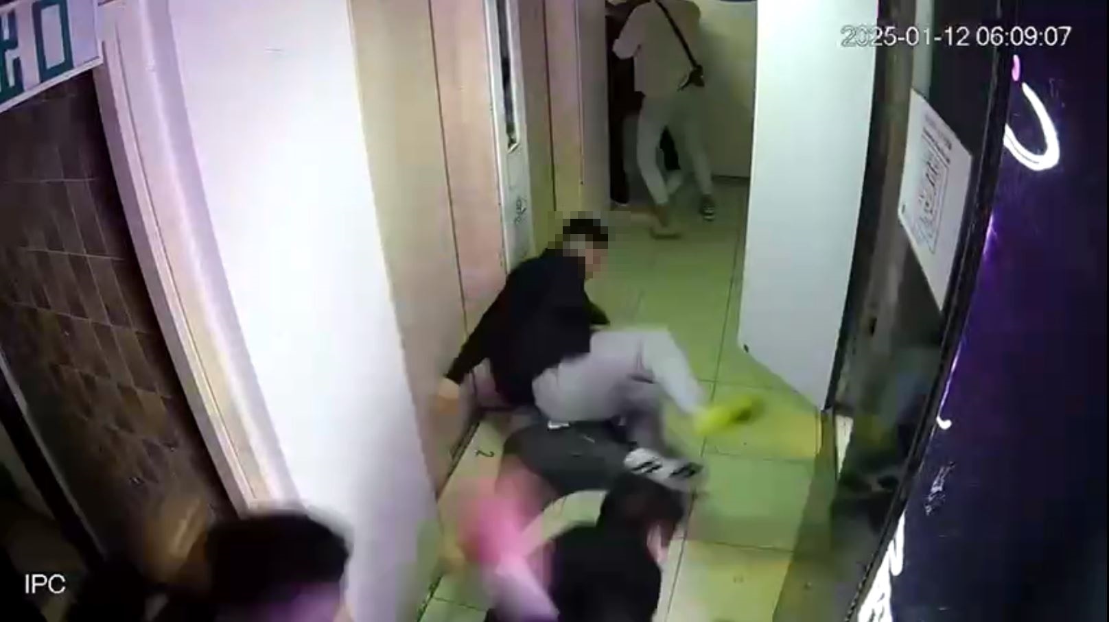 群煞「較腳」逃出酒吧。(網上影片截圖)