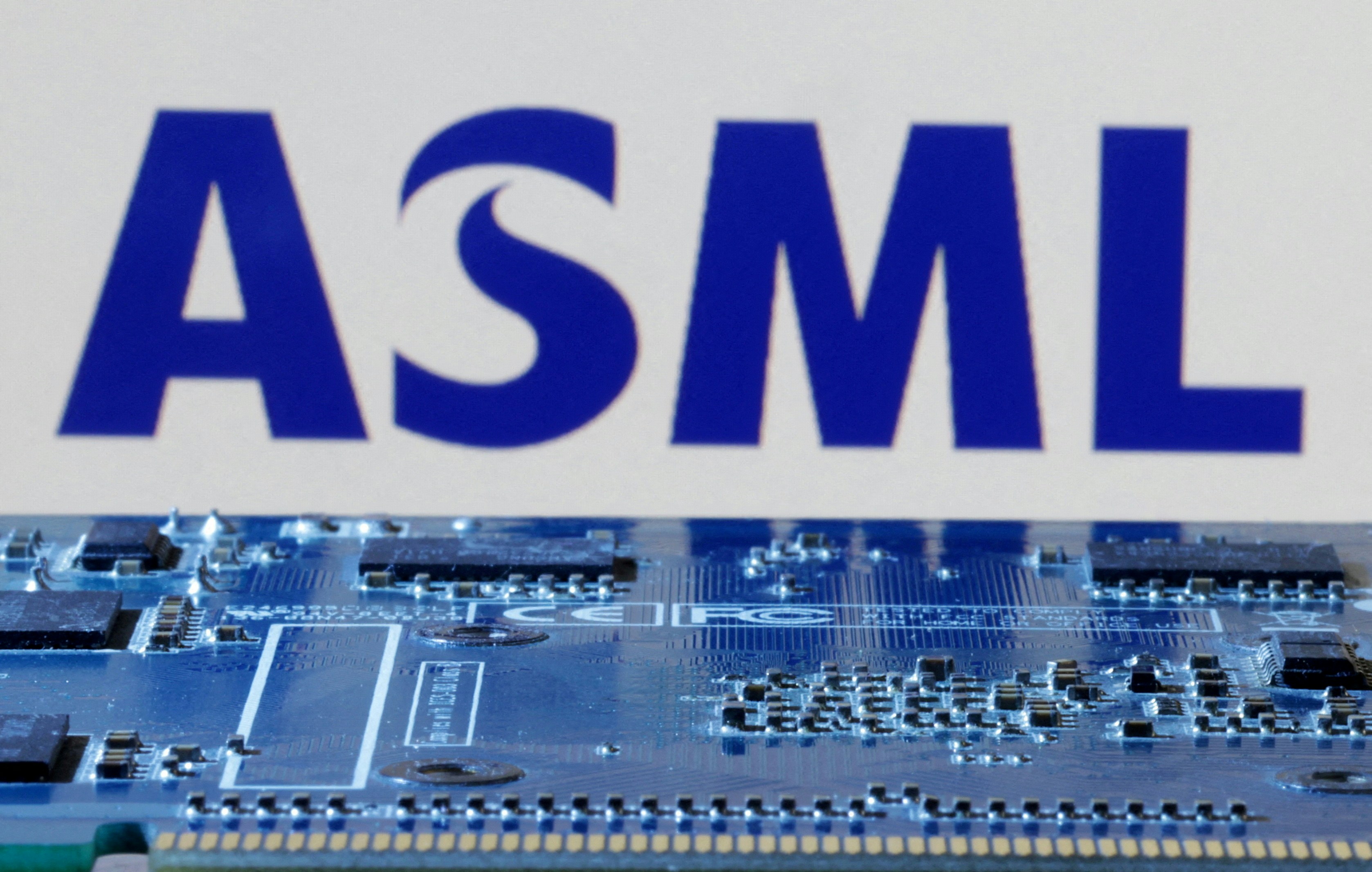全球人工智能支出激增 推動半導體生產 ASML上調全年銷售預期