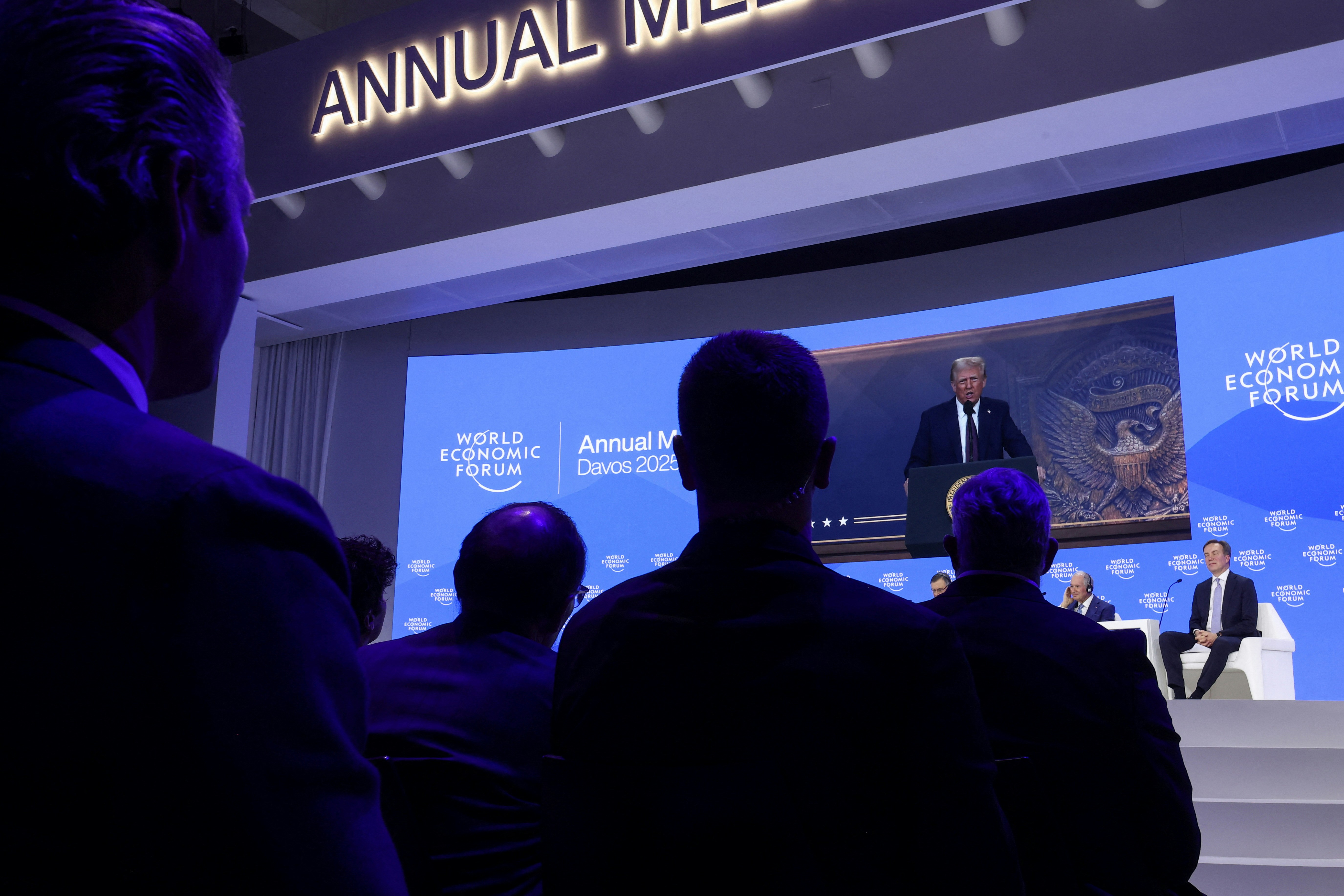 1月23日，特朗普以視像方式向瑞士達沃斯世界經濟論壇發言，表明若然其他國家在美國生產就要付出關稅的成本。（Reuters）