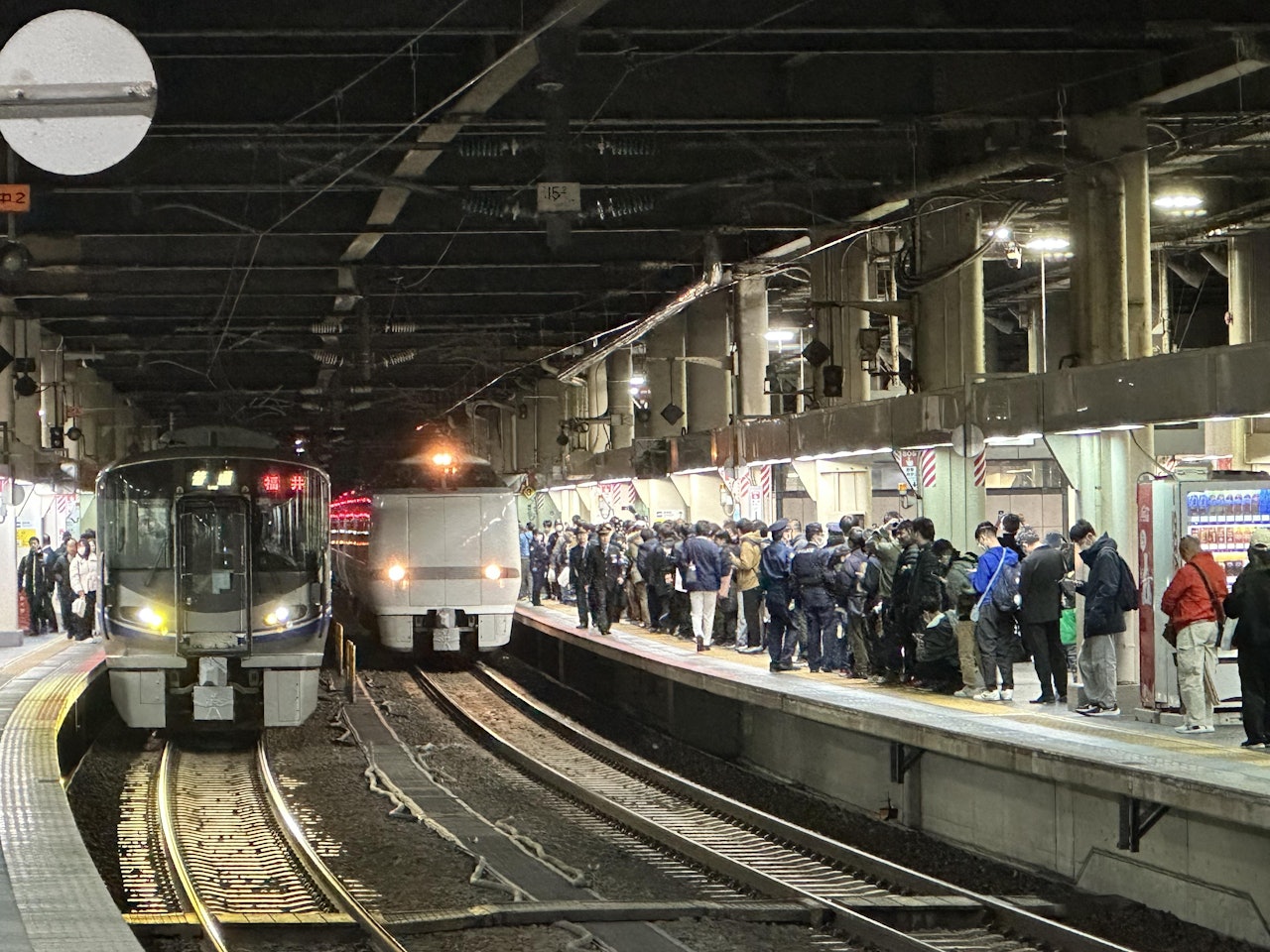 圖為2024年3月15日,JR北陸本線金澤至敦賀段最後一天運作,大批鐵路迷聚集在金澤站月台拍攝。 圖為2024年3月15日,JR北陸本線金澤至敦賀段最後一天運作,大批鐵路迷聚集在金澤站月台拍攝。
