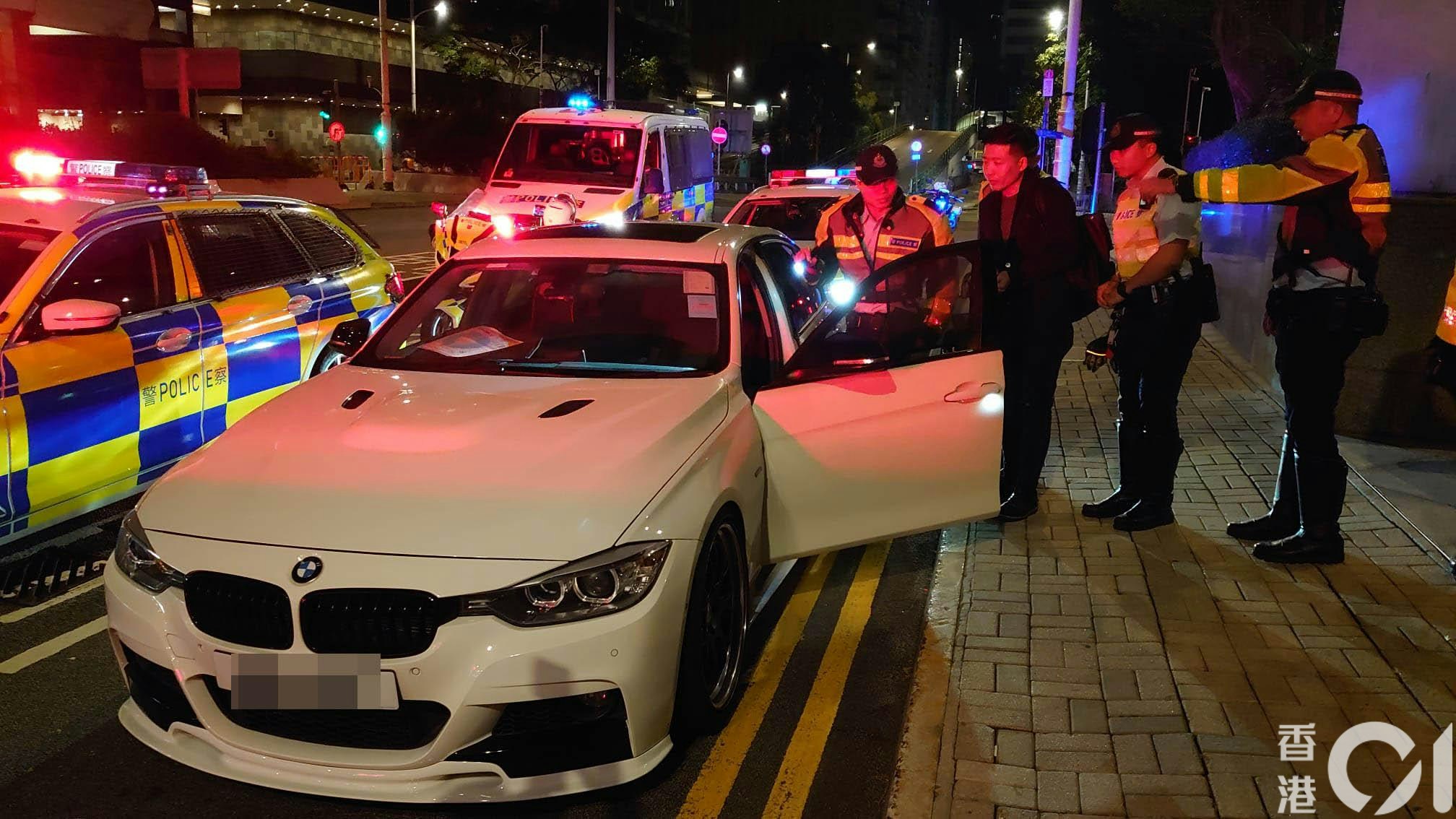 涉案男司機拒絕進行酒精呼氣測試，在場接受調查。據了解，司機是高級中菜餐廳「唐述」行政總廚周世韜。