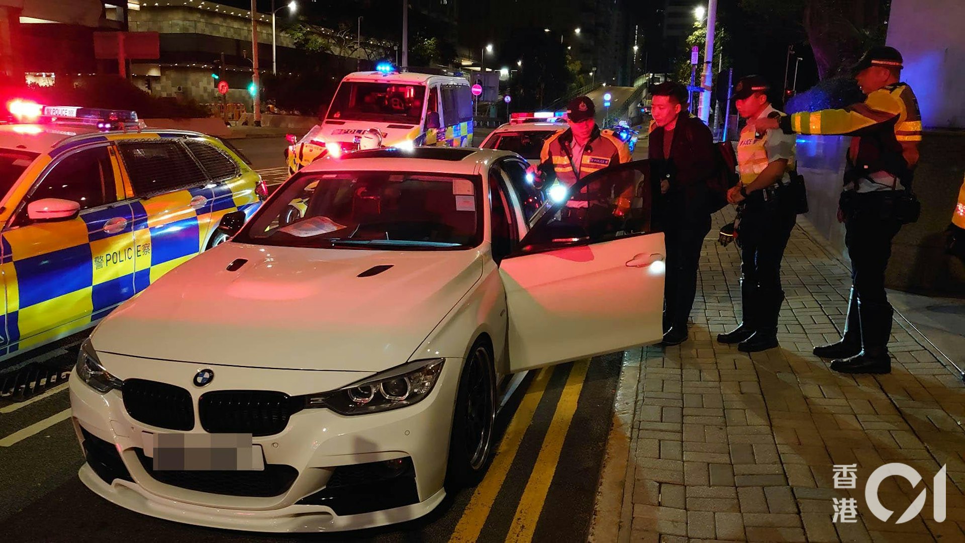 涉案男司機拒絕進行酒精呼氣測試,在場接受調查。據了解,司機是高級中菜餐廳「唐述」行政總廚周世韜。