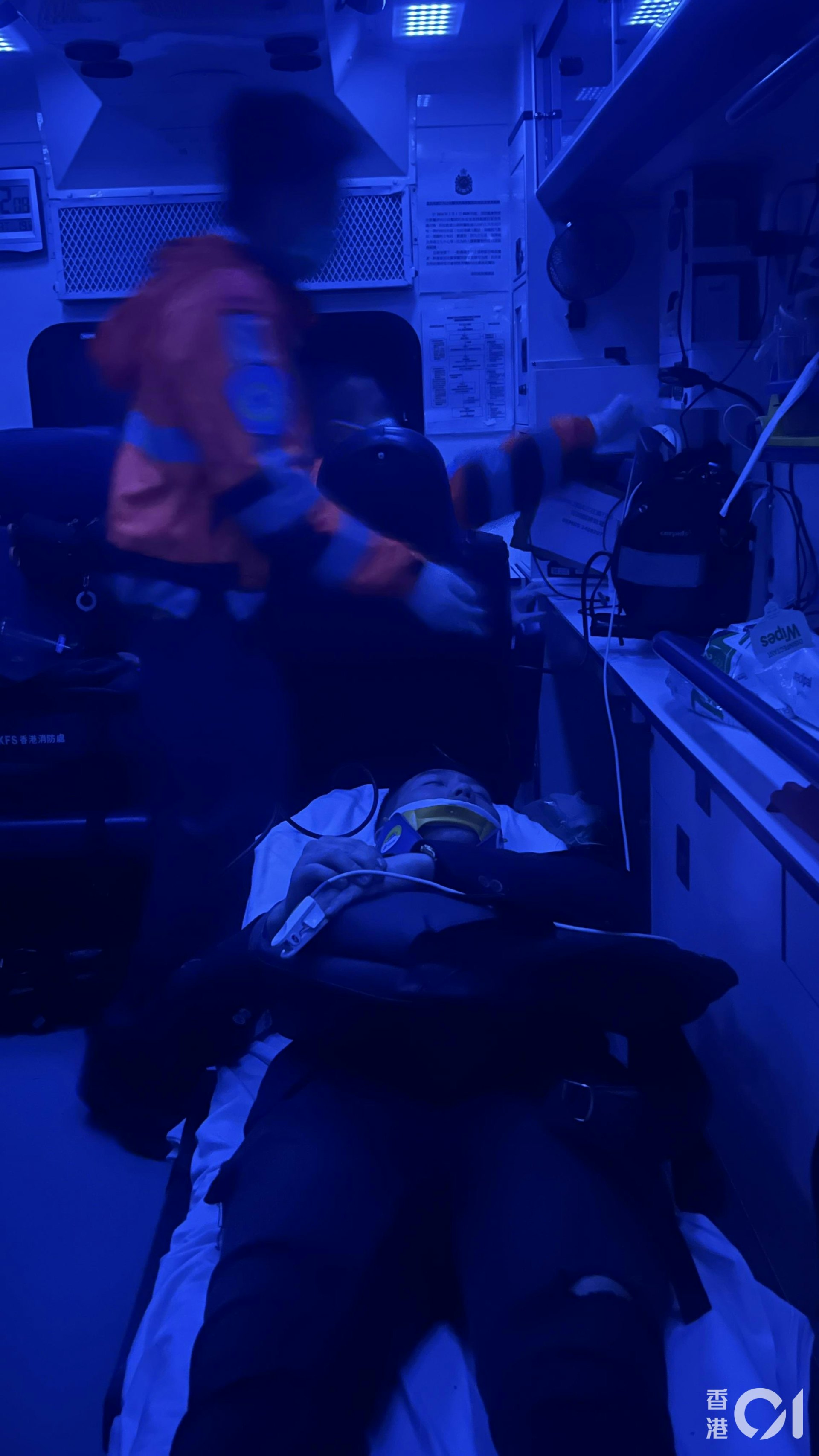 涉事司機報稱頸痛不適,在場接受初步治理,隨後清醒由救護車送往律敦治醫院進一步治理。(李家傑攝)