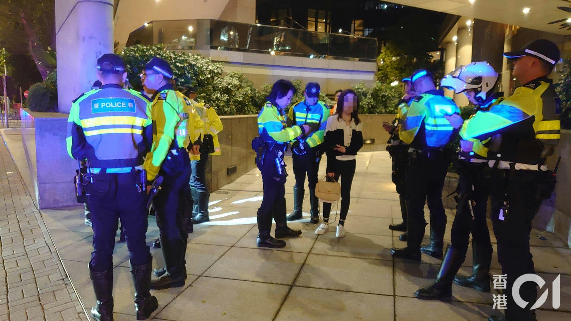 寶馬上有一名來自台灣的女子,她案發時身上沒有護照,警方將她帶走,以跟進是否逾期居留。