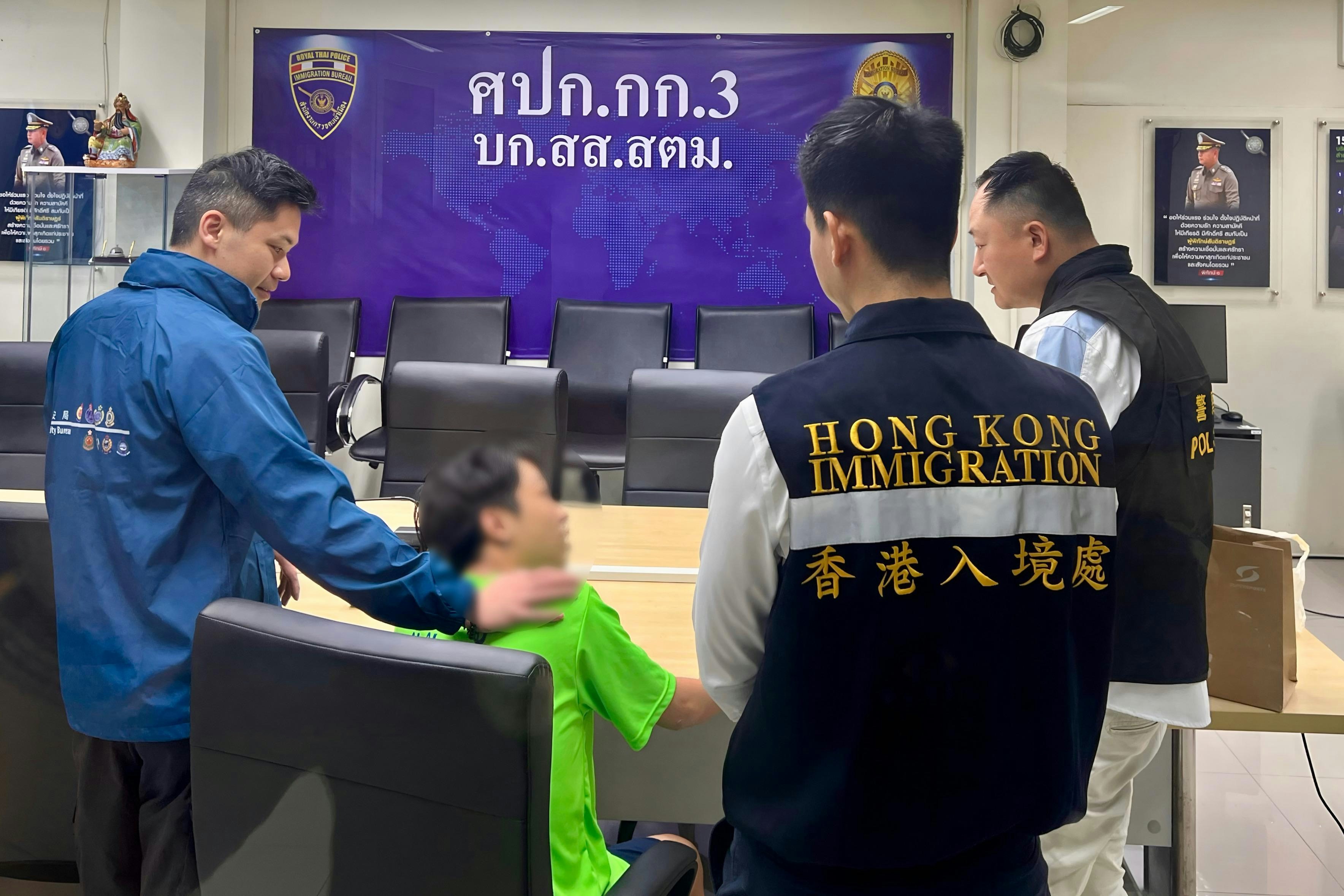 圖示專責小組成員與獲救港人（左二）昨日（1月24日）在曼谷的拘留中心見面。(政府新聞處)
