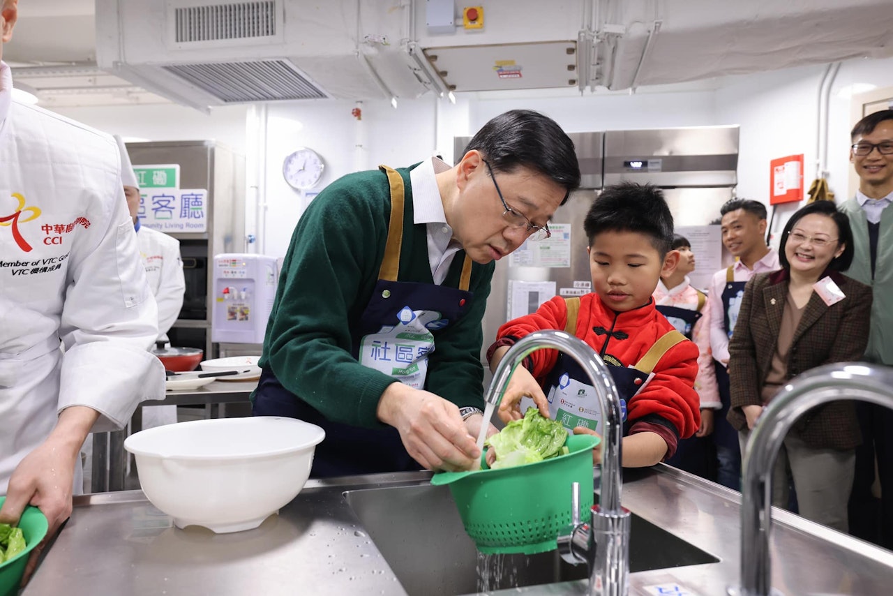 1月22日,李家超到訪紅磡「社區客廳」。(李家超Facebook) 1月22日,李家超到訪紅磡「社區客廳」。(李家超Facebook)