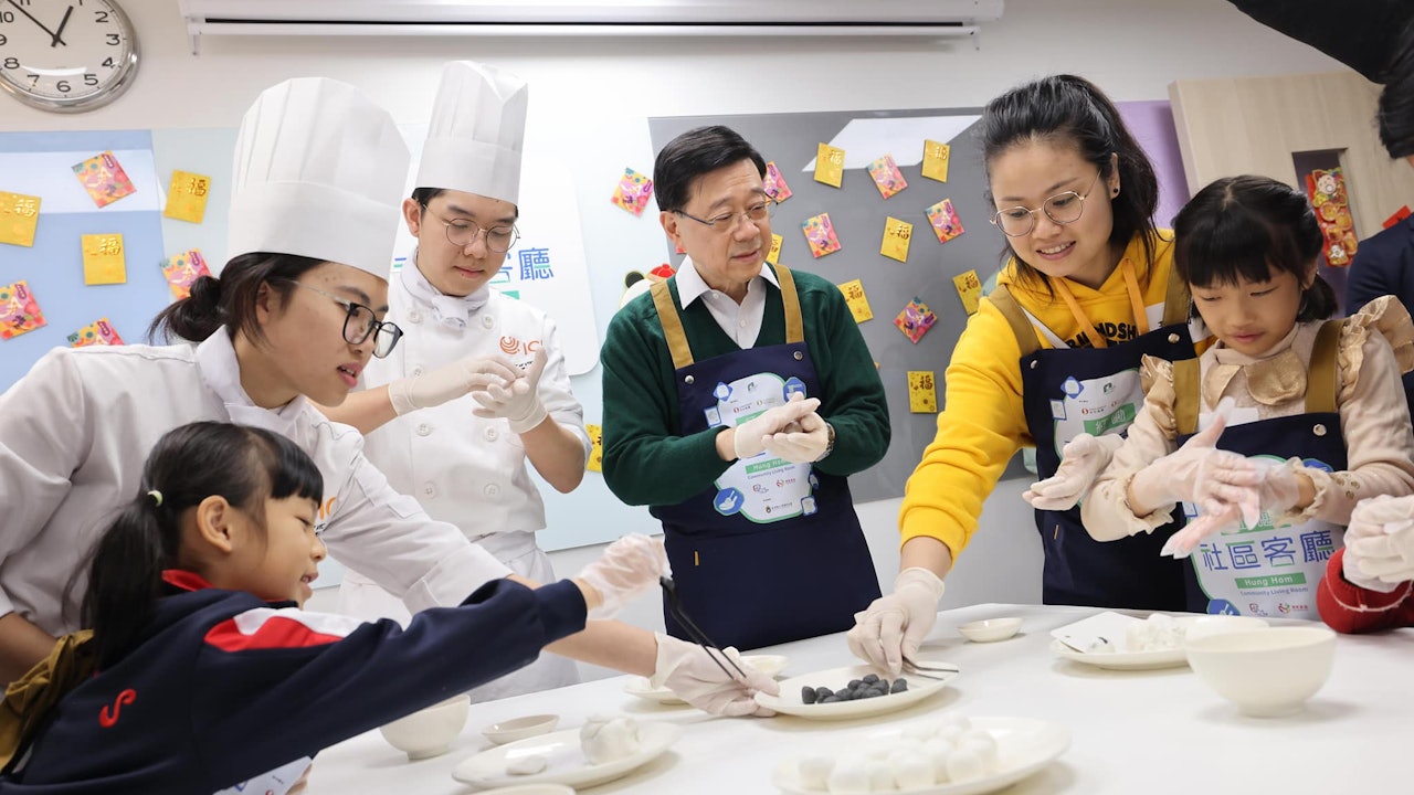 李家超自揭顧家一面 做特首前常幫太太煮菜、做家務|政壇諸事町 李家超自揭顧家一面 做特首前常幫太太煮菜、做家務|政壇諸事町